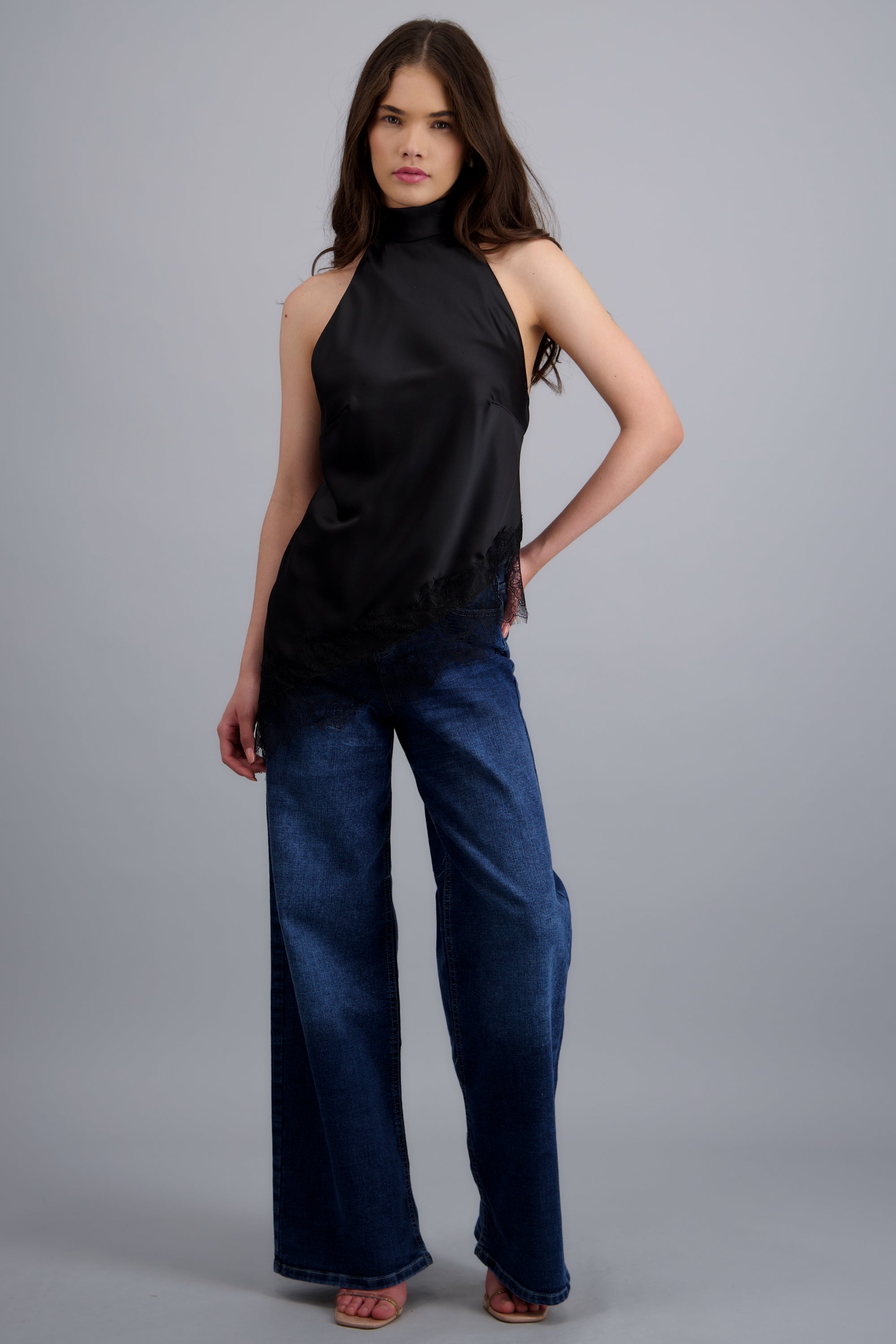 Top halter amarre satinado detalle encaje NEGRO