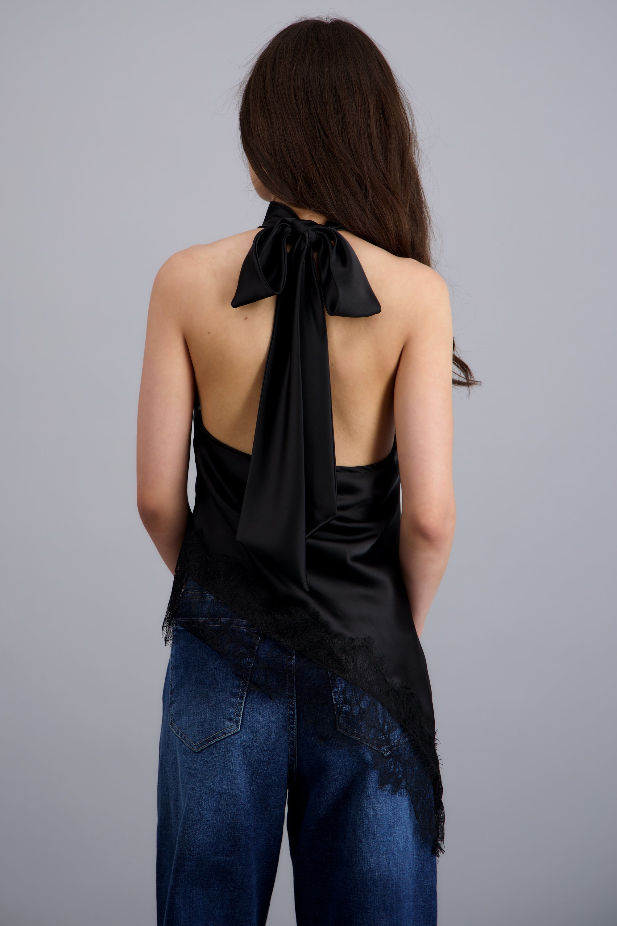 Top halter amarre satinado detalle encaje NEGRO