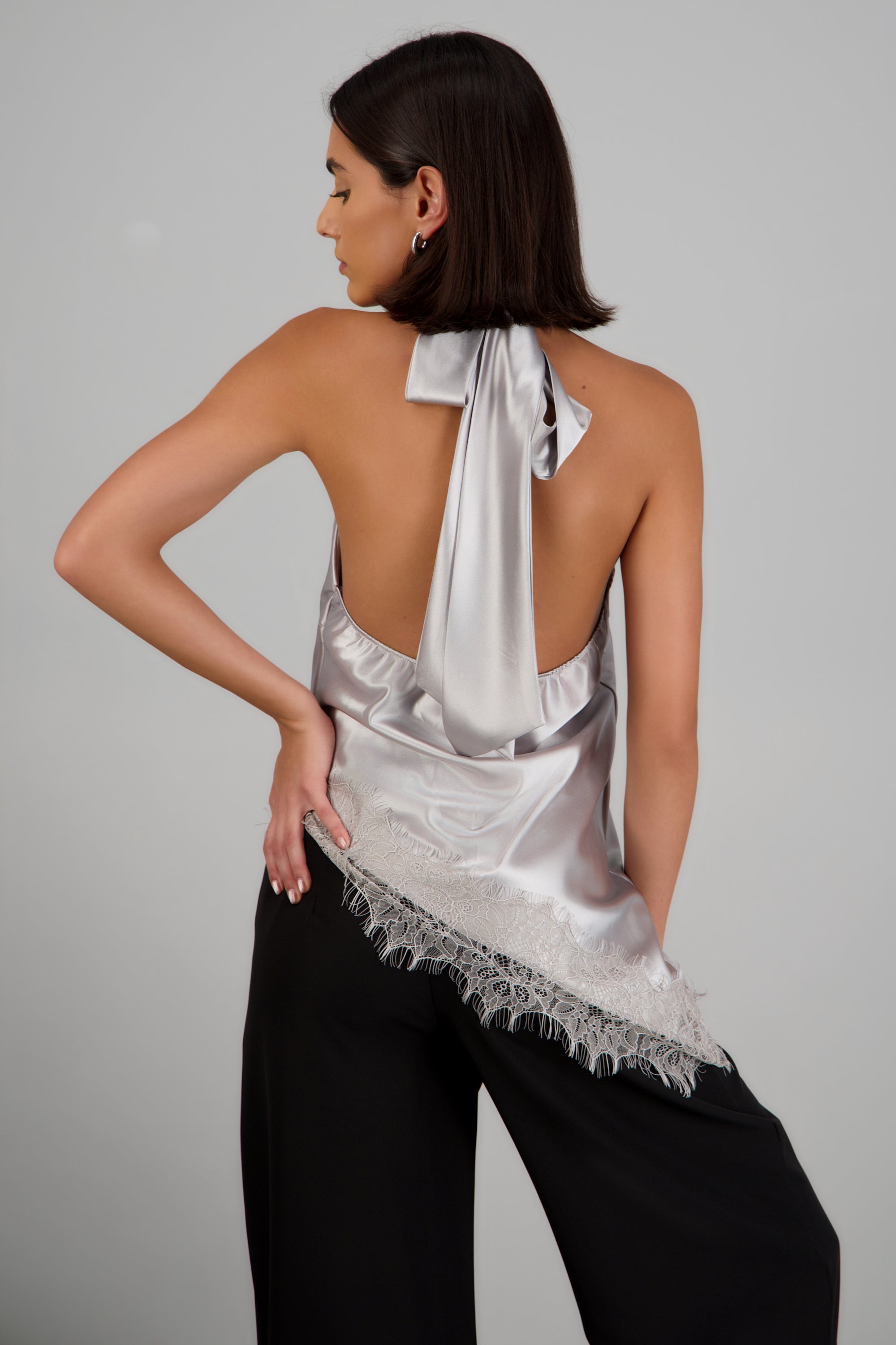 Top halter amarre satinado detalle encaje GRIS