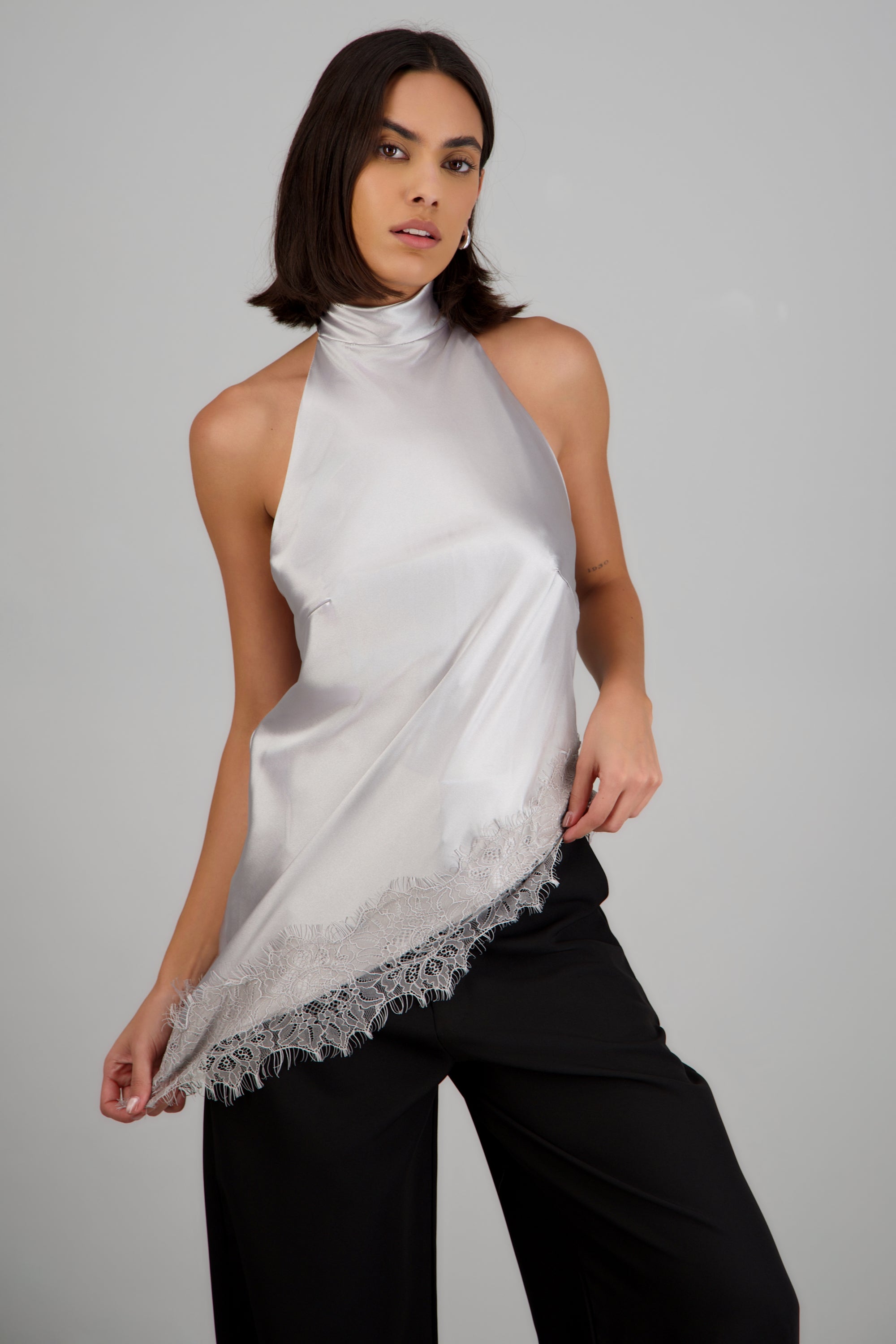 Top halter amarre satinado detalle encaje GRIS
