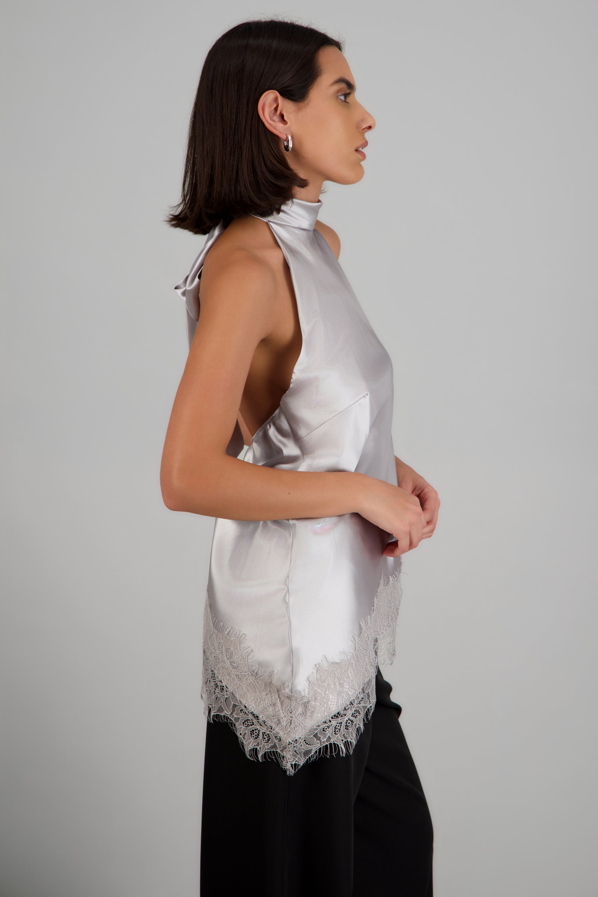 Top halter amarre satinado detalle encaje GRIS