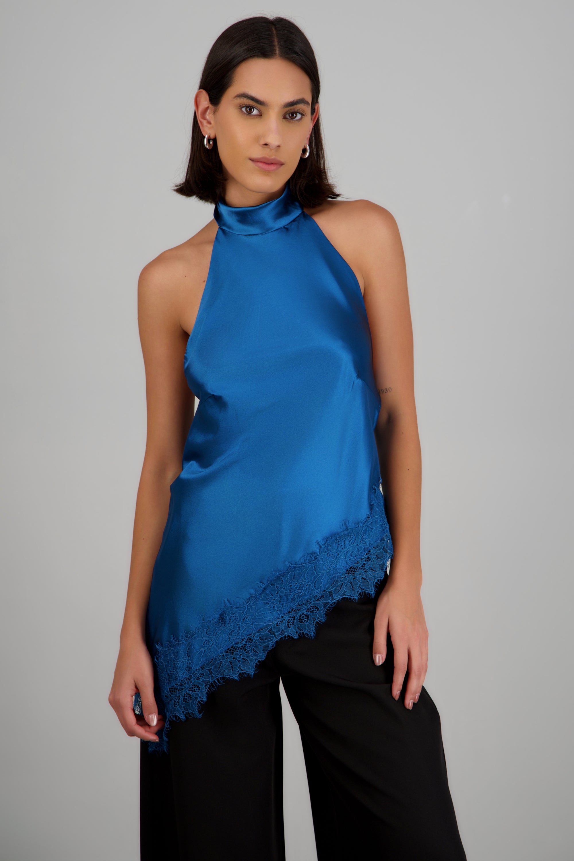 Top halter amarre satinado detalle encaje PETROLEO