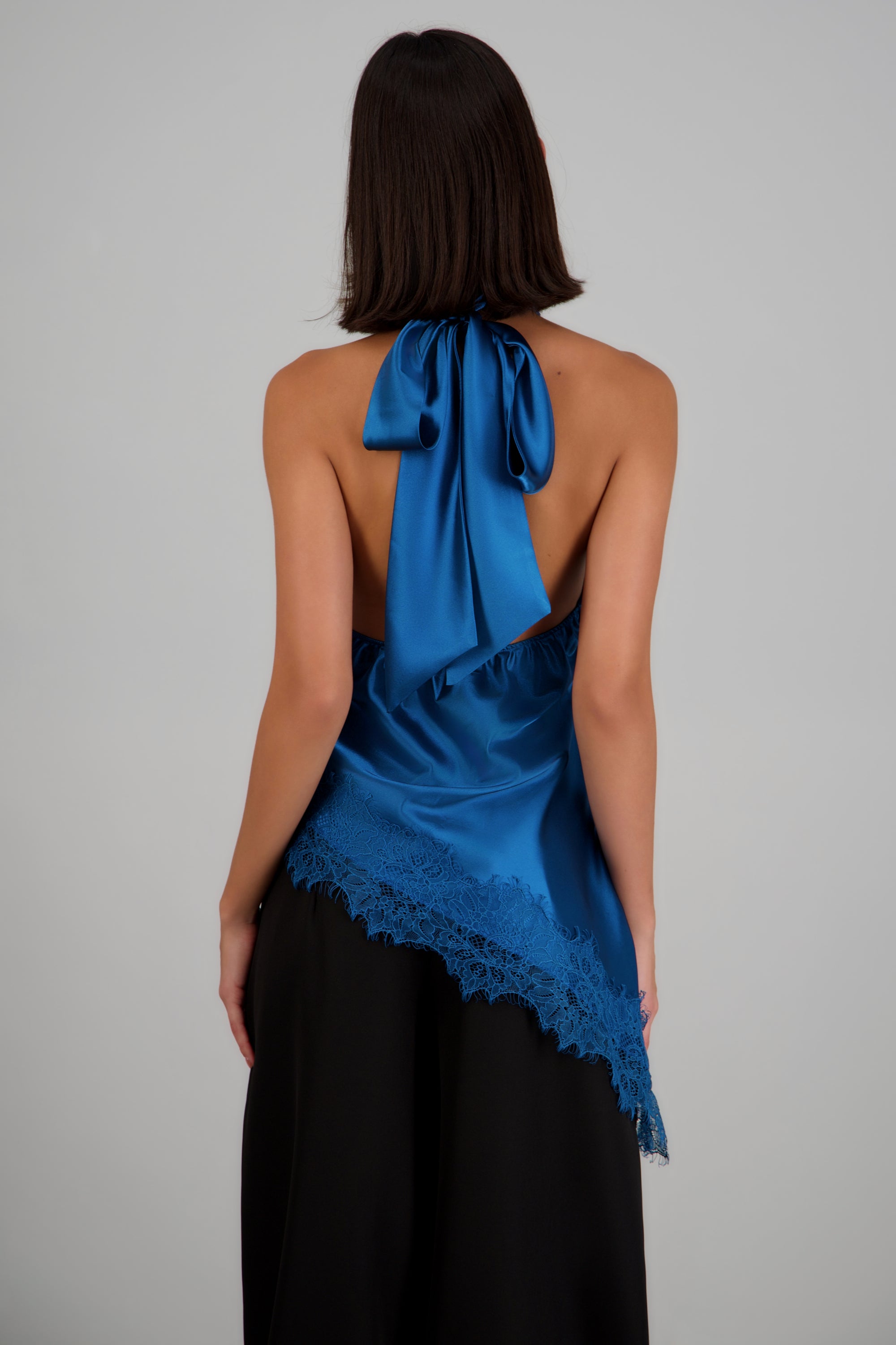 Top halter amarre satinado detalle encaje PETROLEO
