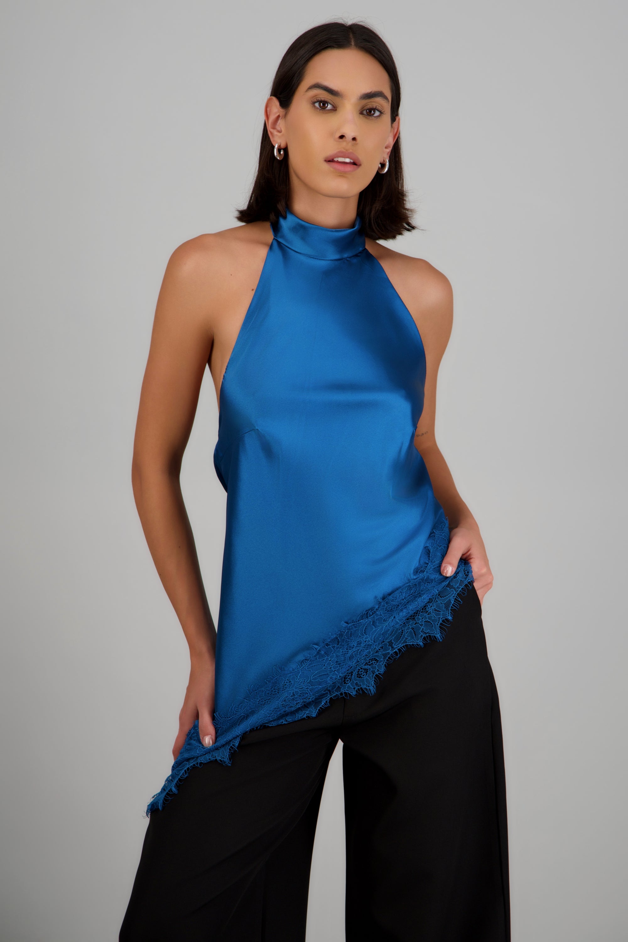 Top halter amarre satinado detalle encaje PETROLEO