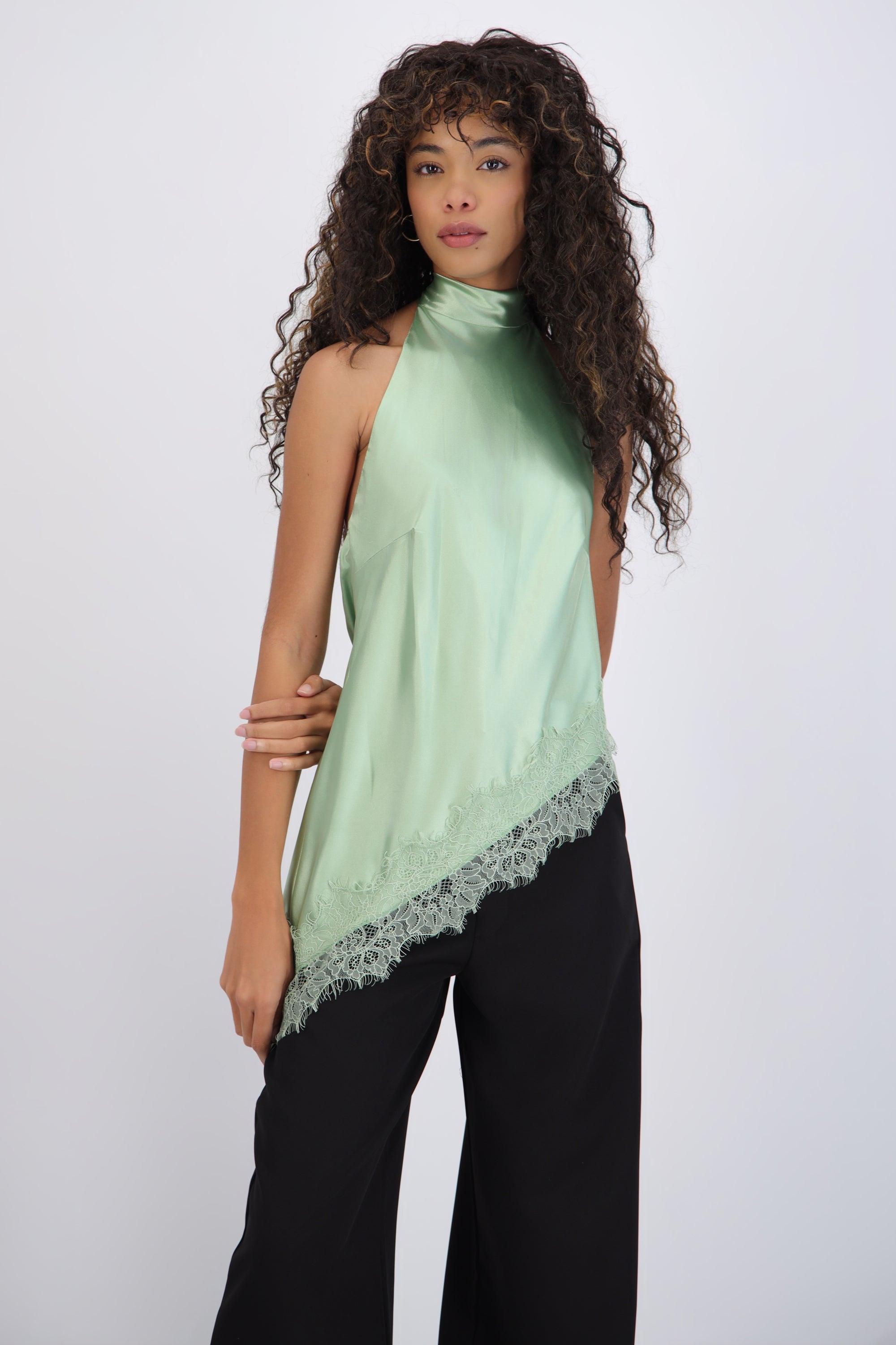 Top halter amarre satinado detalle encaje
