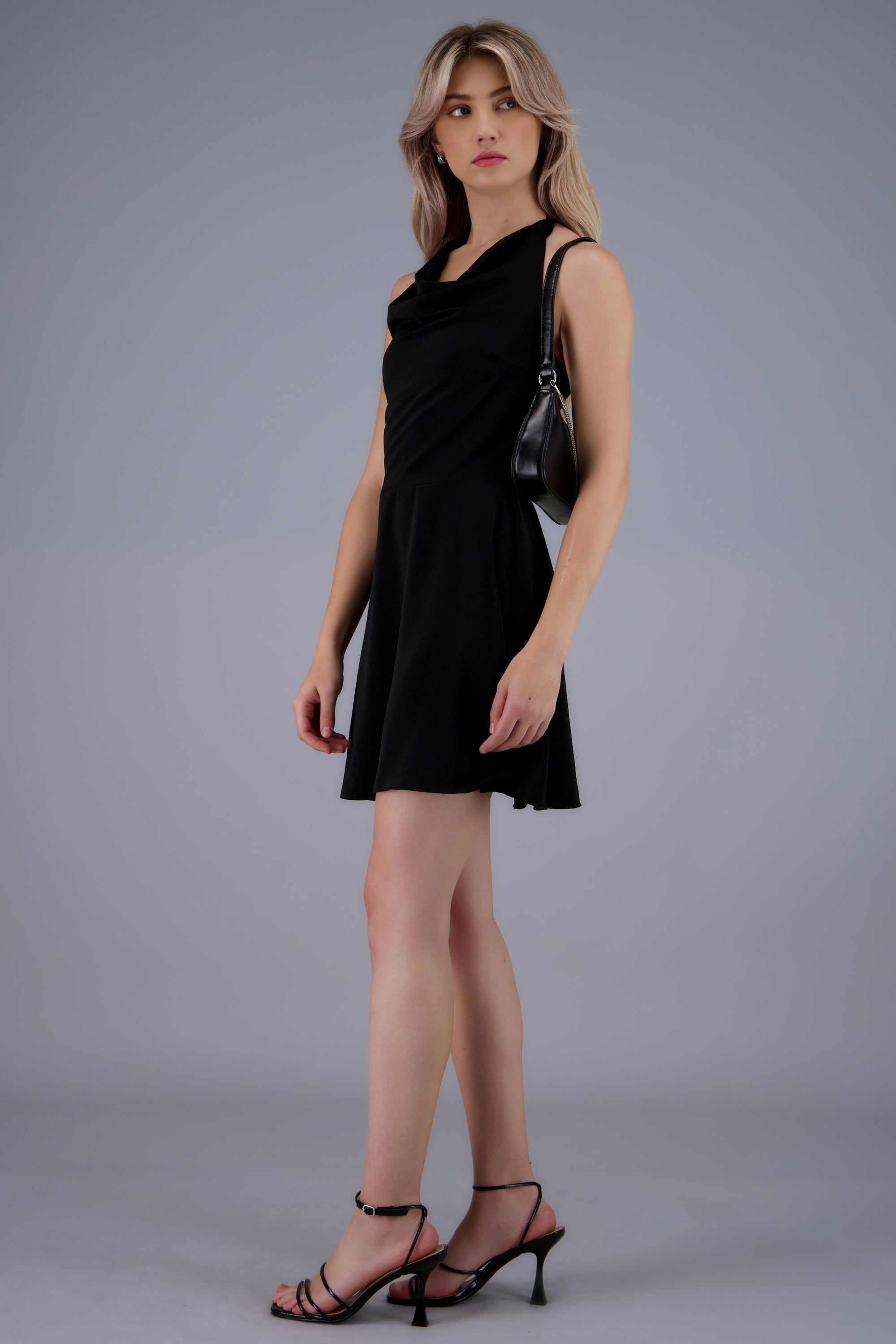 Vestido mini escote cascada linea A NEGRO