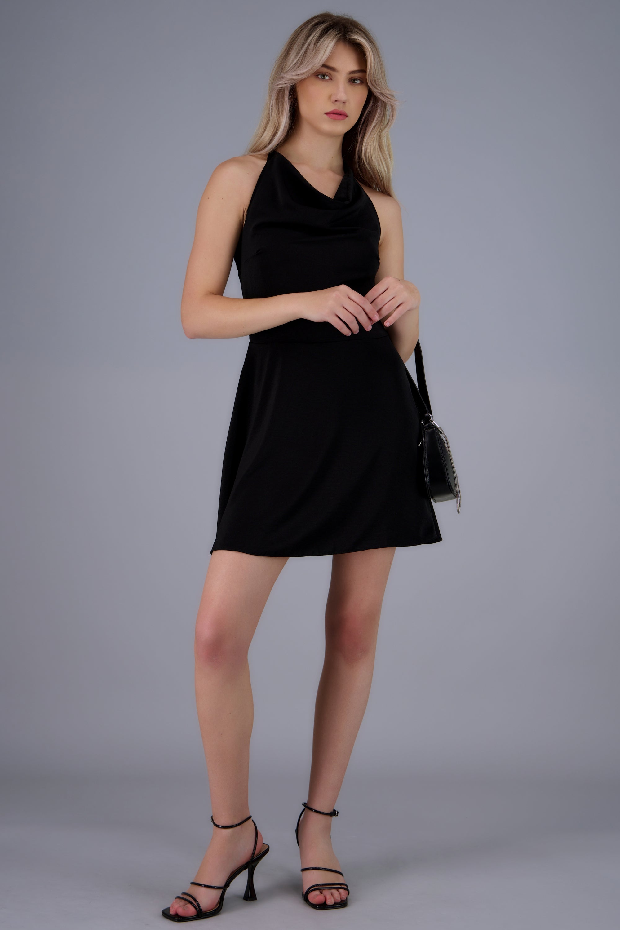 Vestido mini escote cascada linea A NEGRO