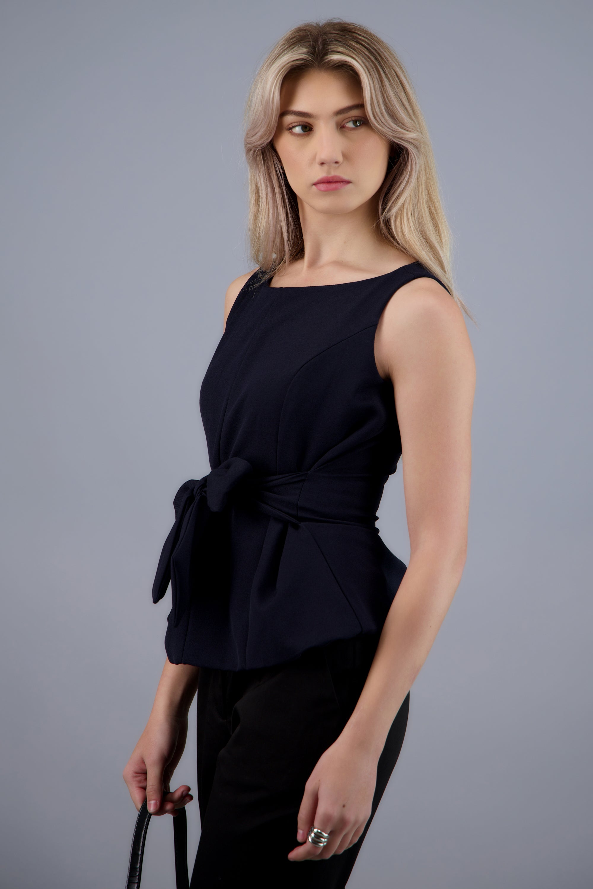 Top sin mangas con amarre en cintura MARINO