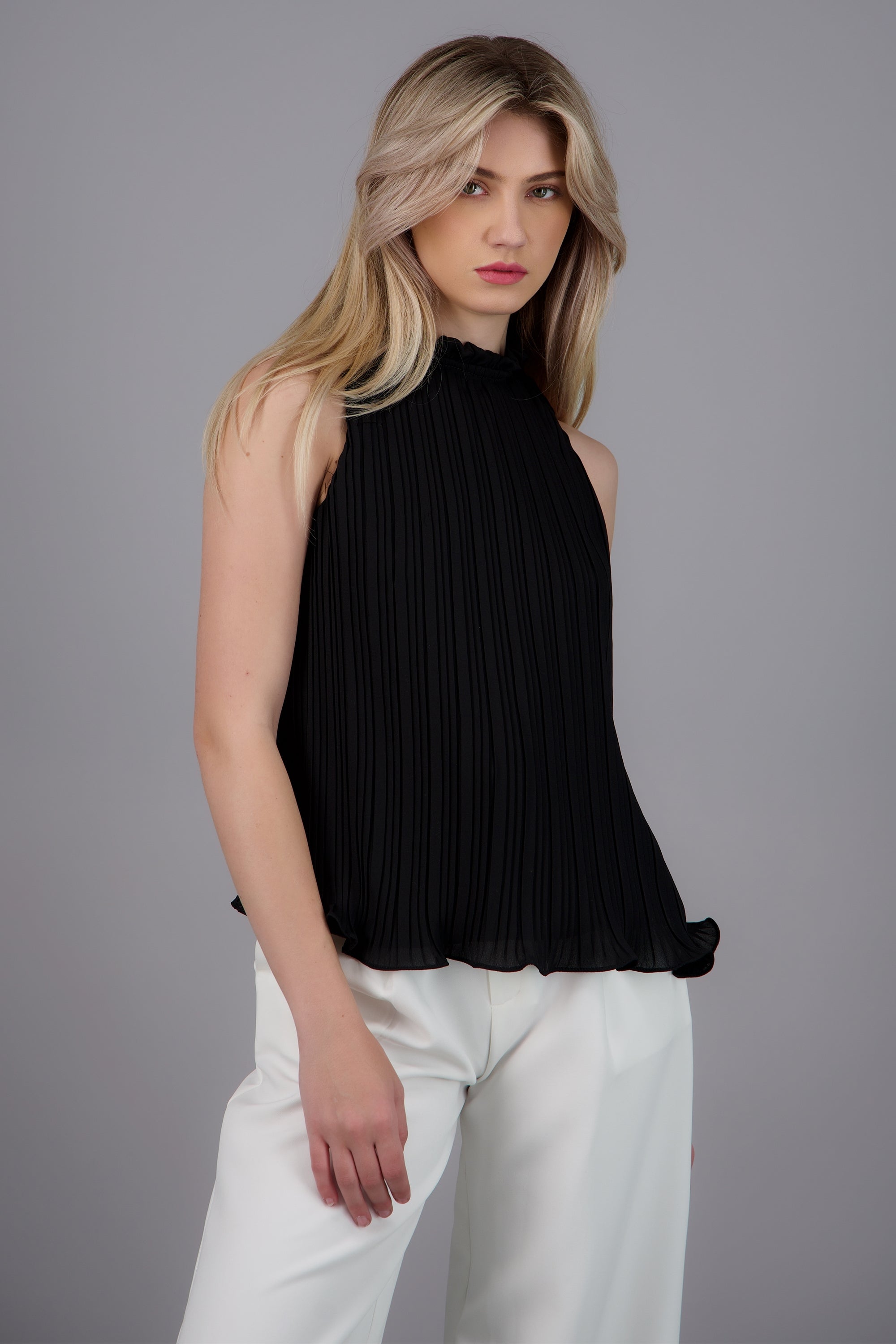 Blusa sin mangas plisada cuello alto NEGRO