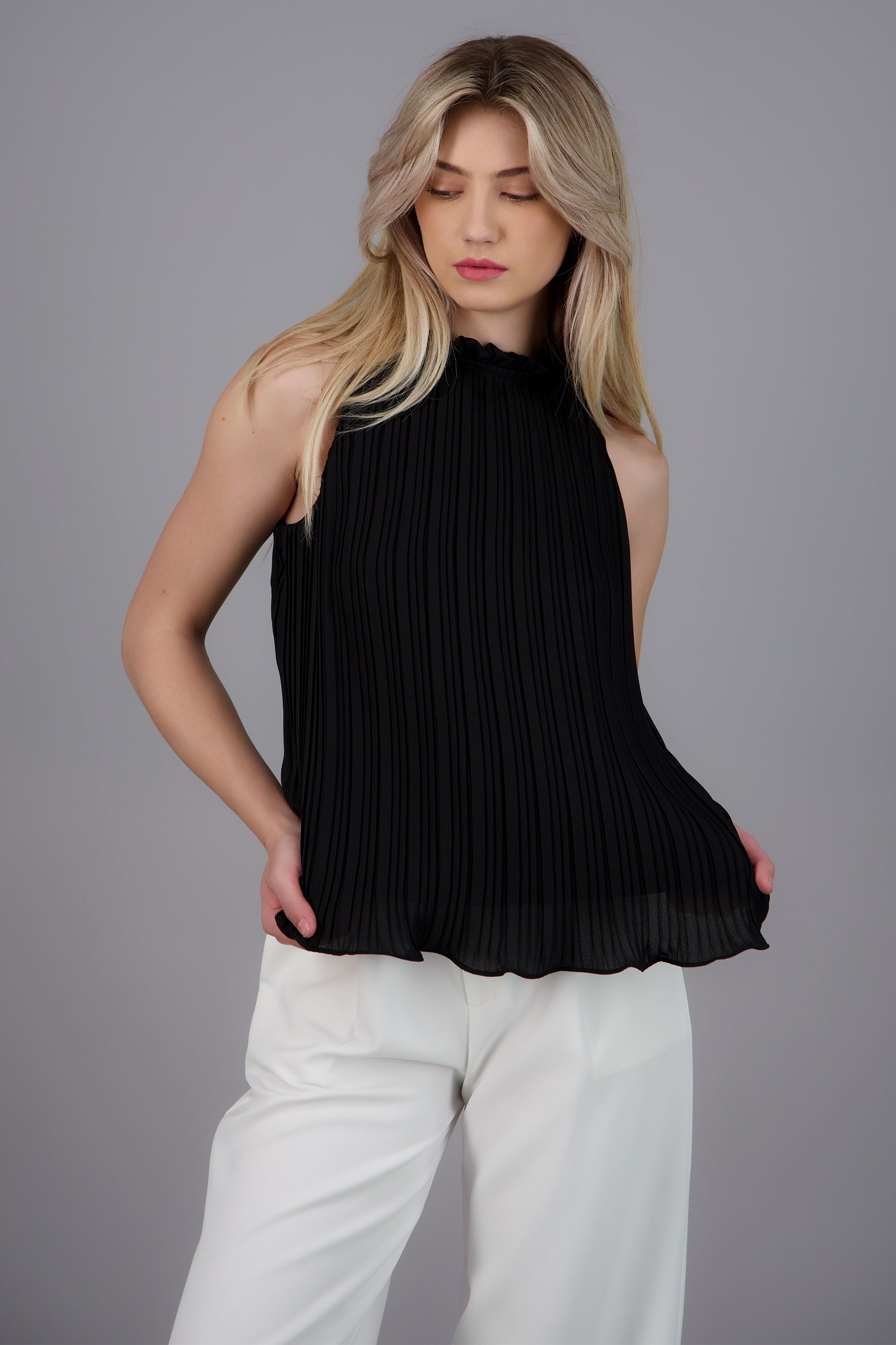Blusa sin mangas plisada cuello alto NEGRO