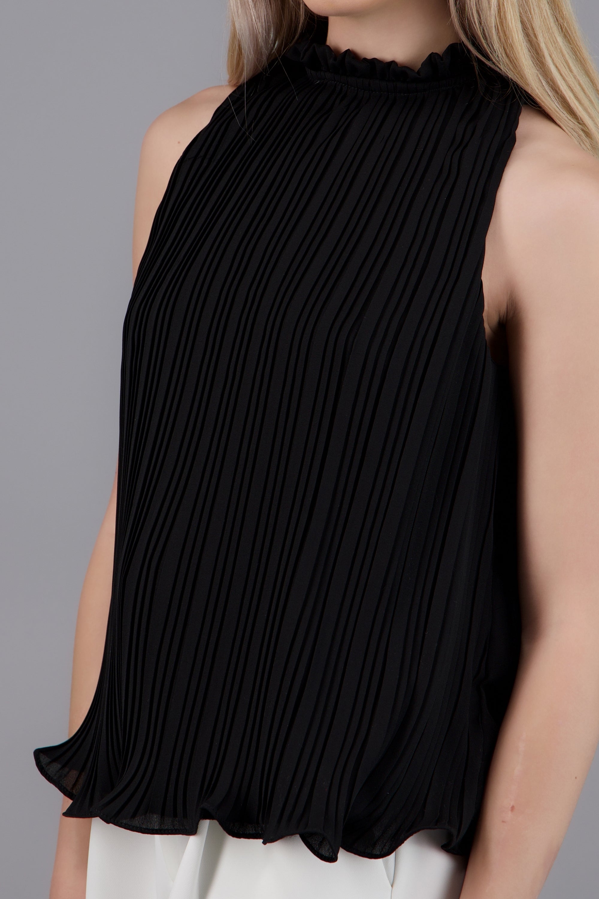 Blusa sin mangas plisada cuello alto NEGRO