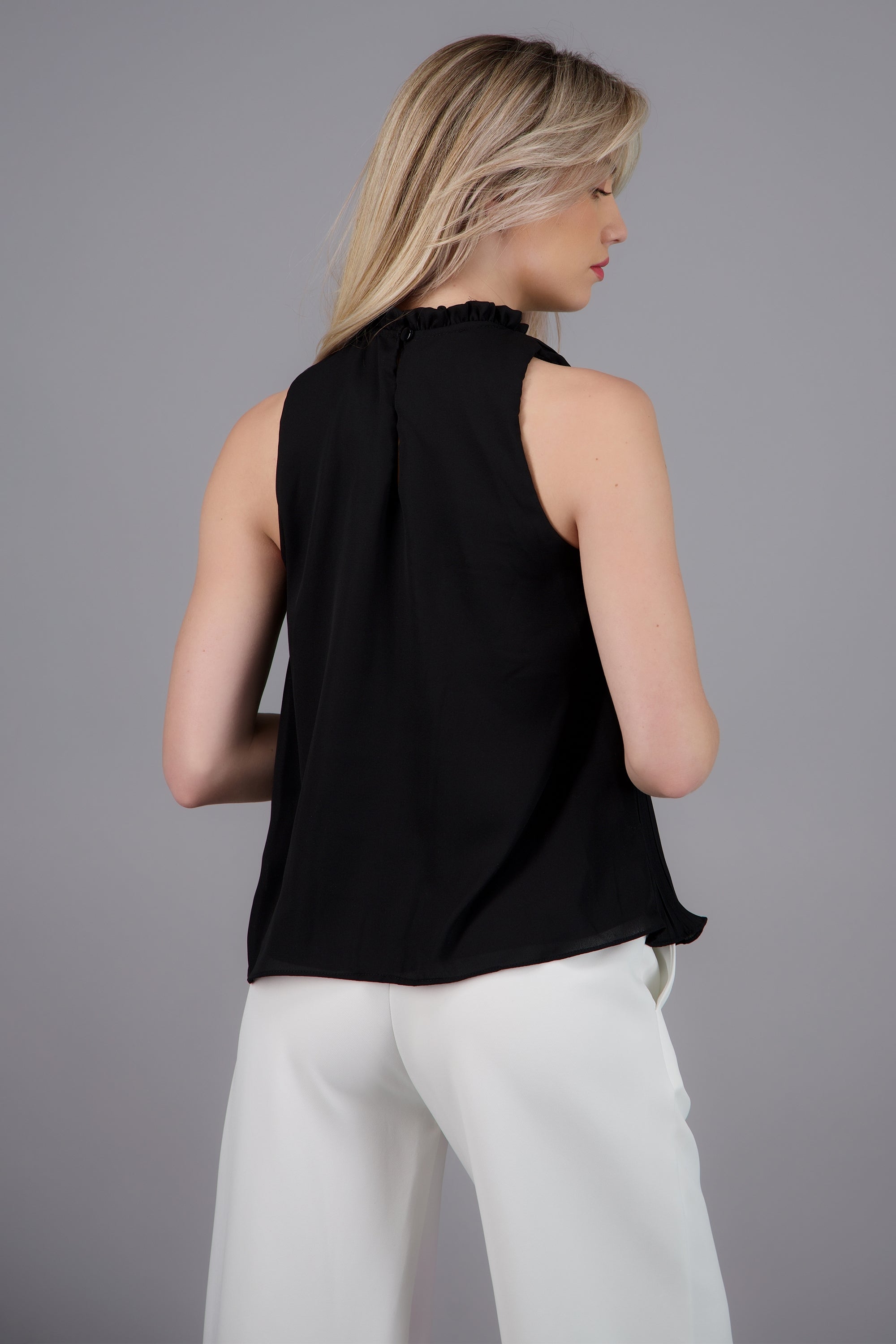Blusa sin mangas plisada cuello alto NEGRO