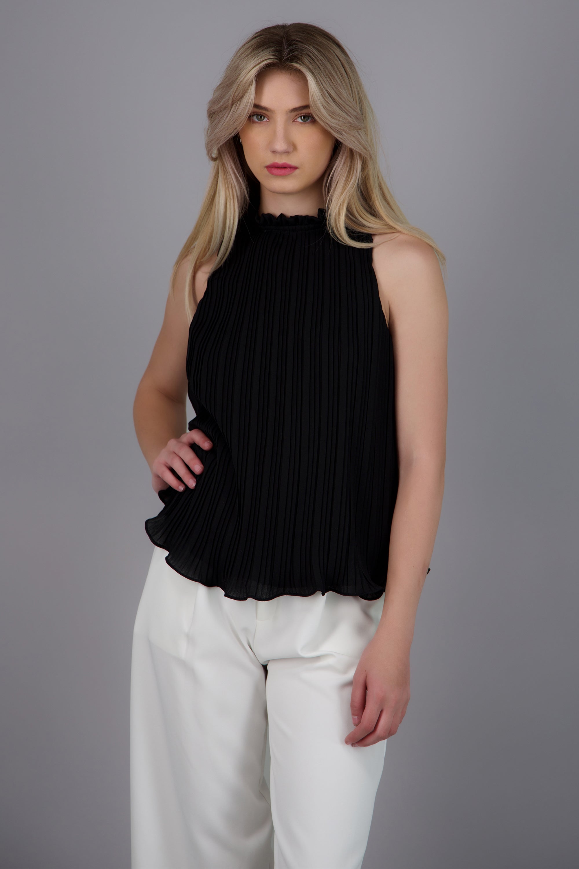 Blusa sin mangas plisada cuello alto NEGRO