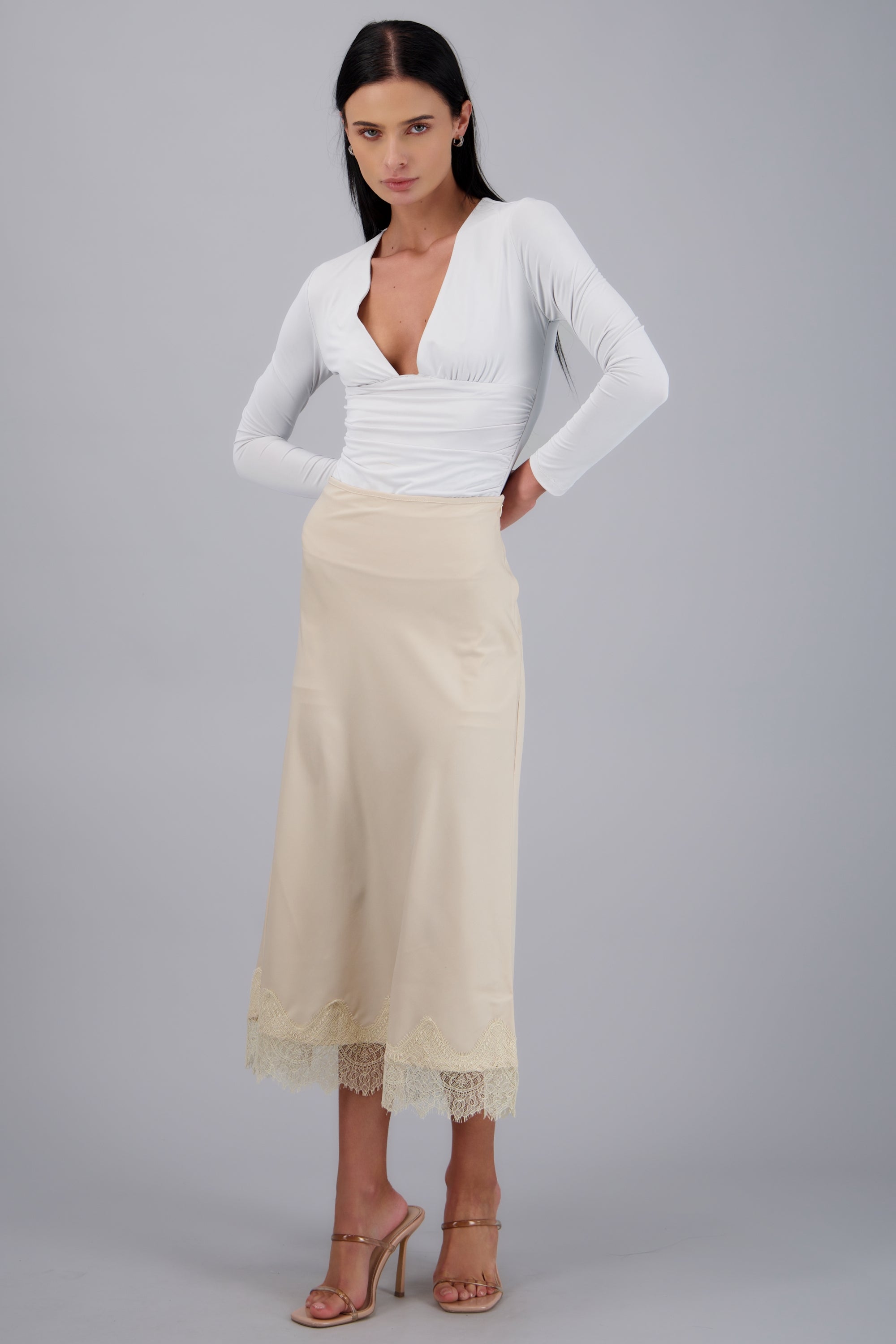 Falda midi con ecaje liso CREMA