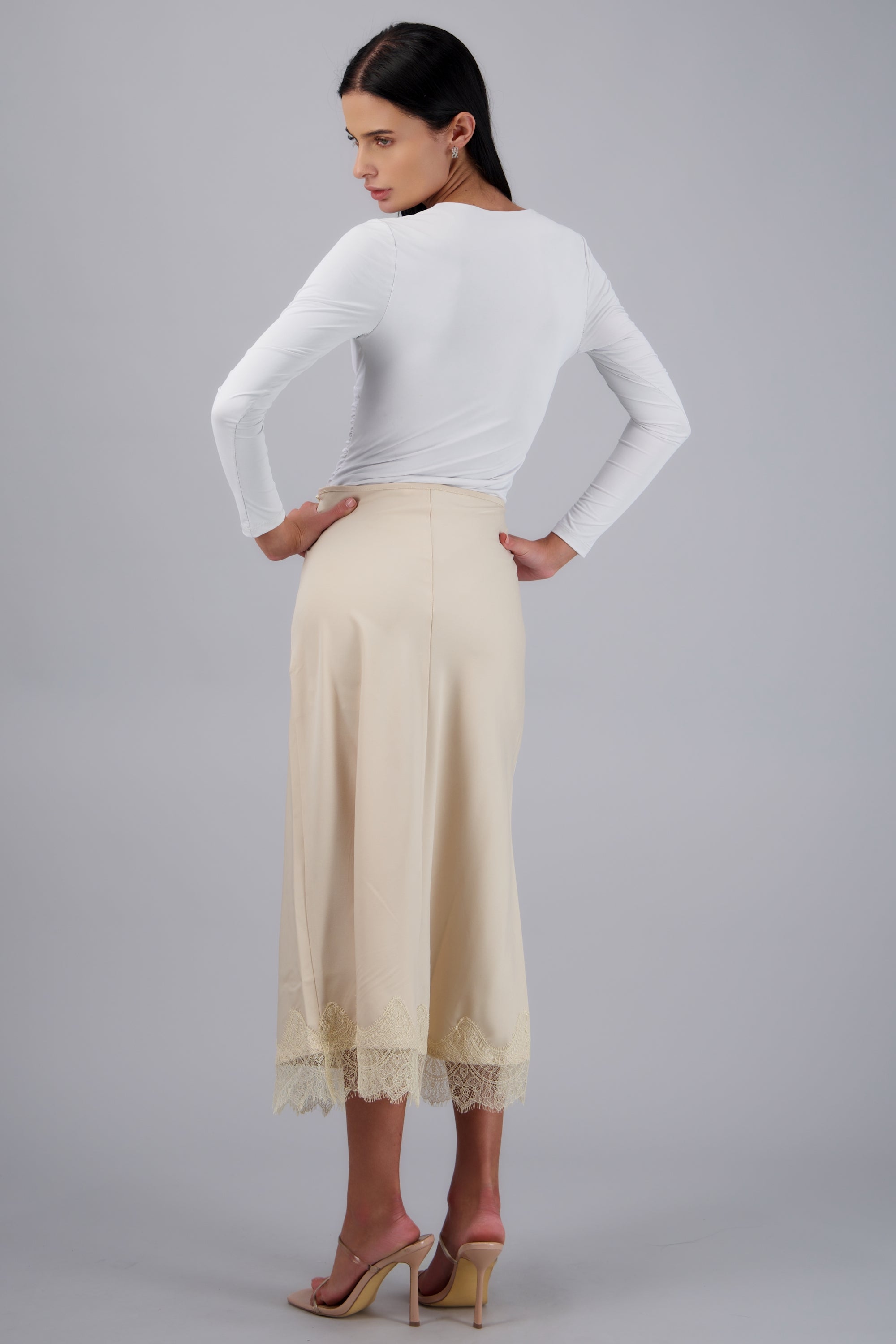 Falda midi con ecaje liso CREMA