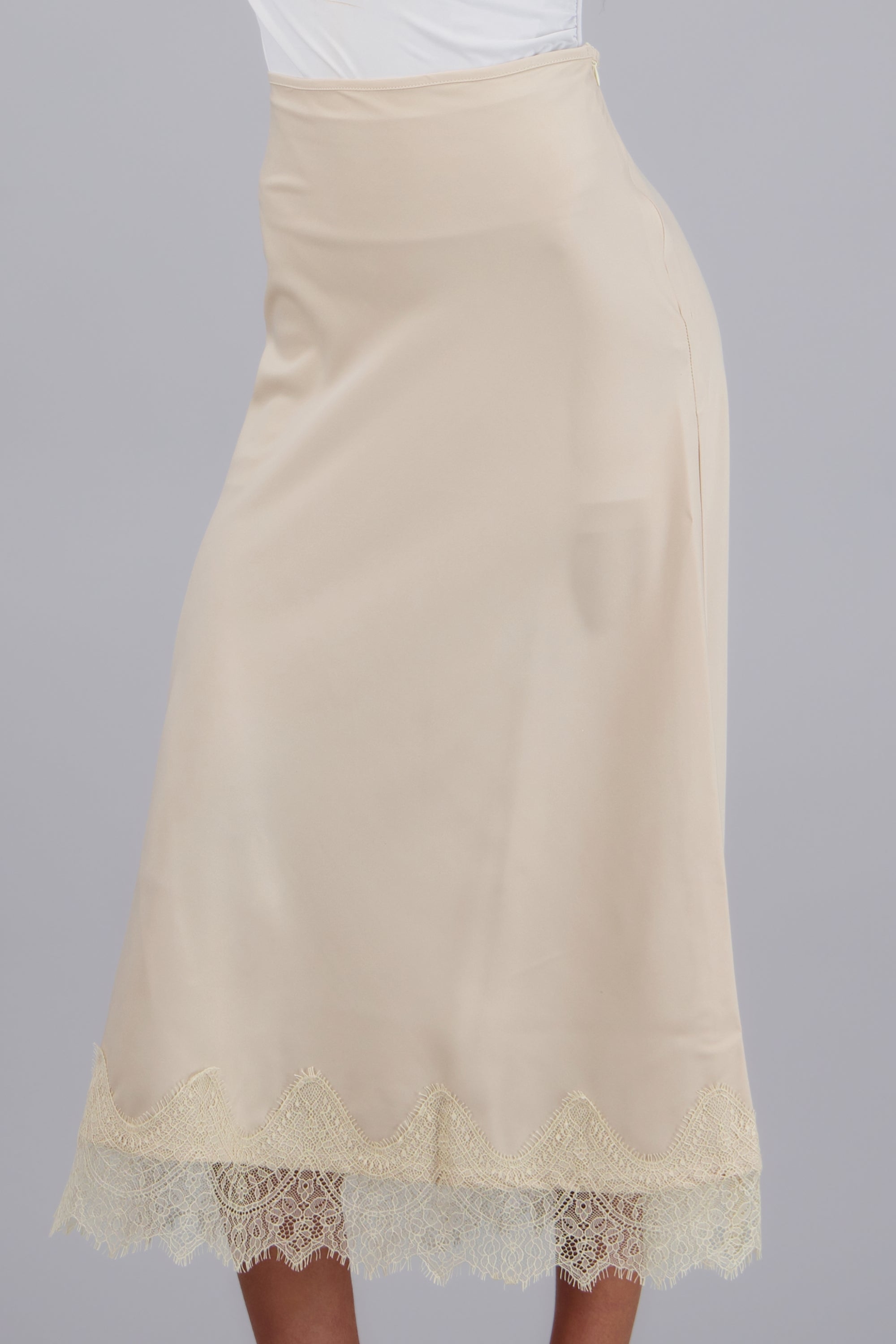 Falda midi con ecaje liso CREMA