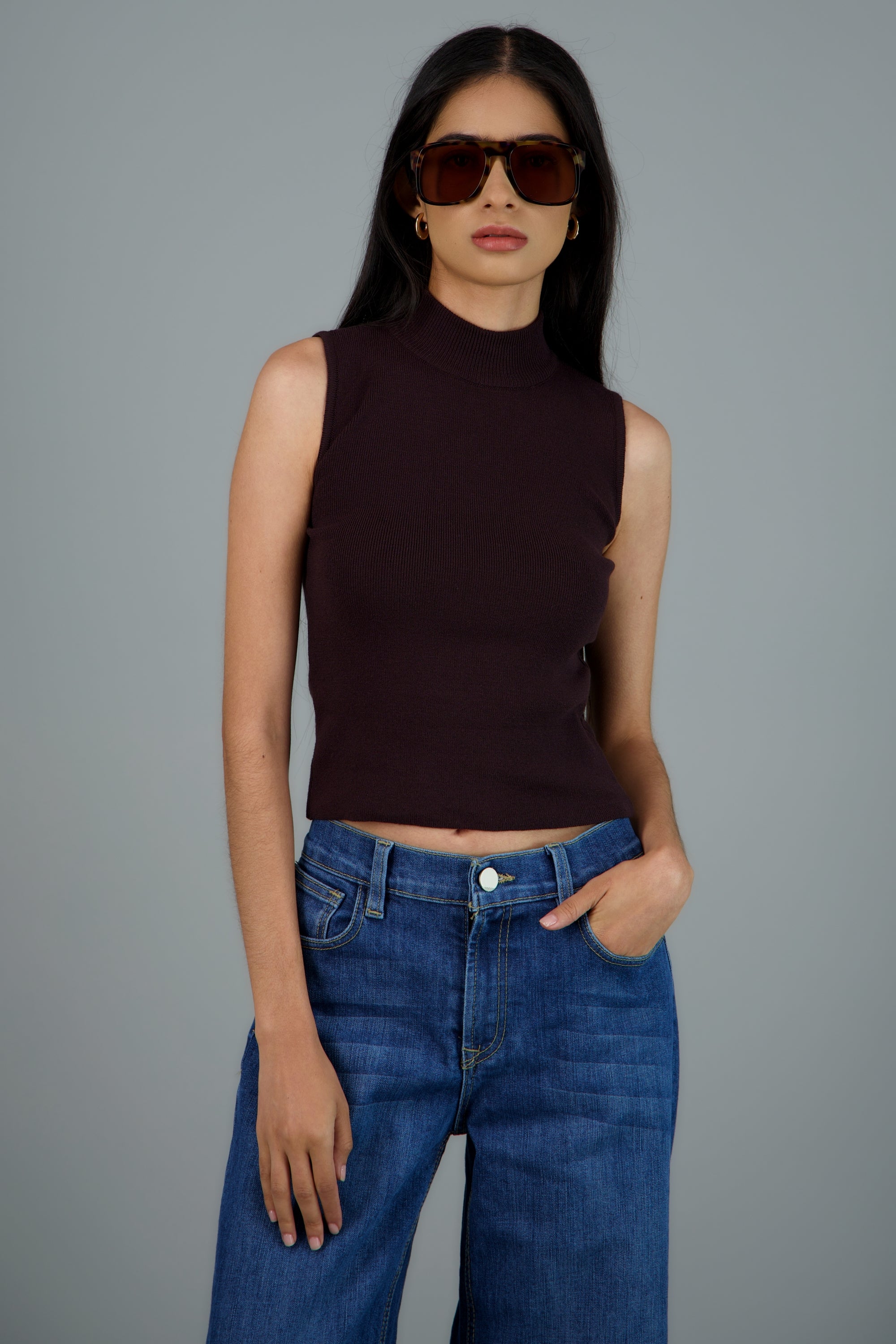 Top tejido sin manga cuello alto CHOCOLATE