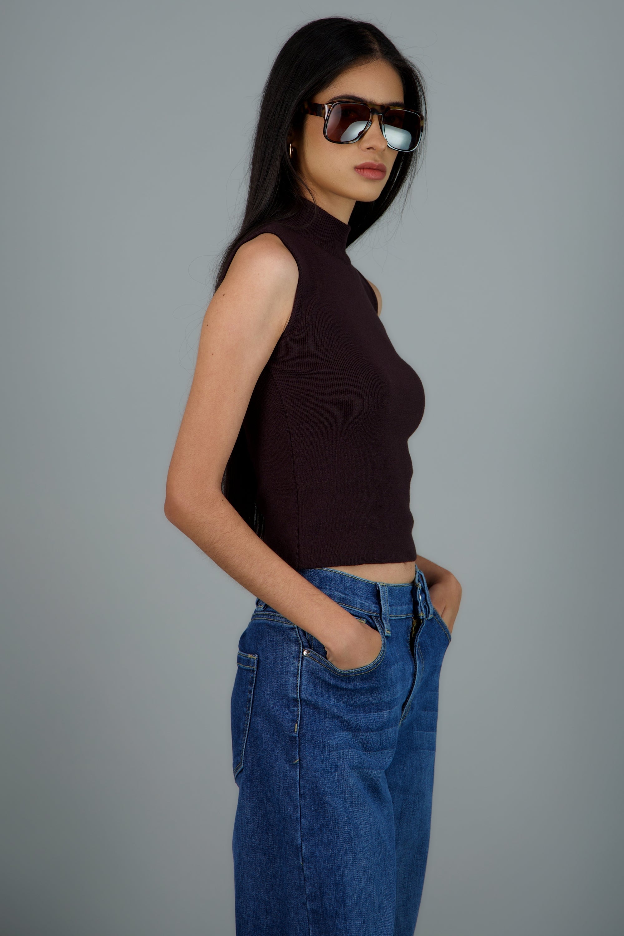 Top tejido sin manga cuello alto CHOCOLATE