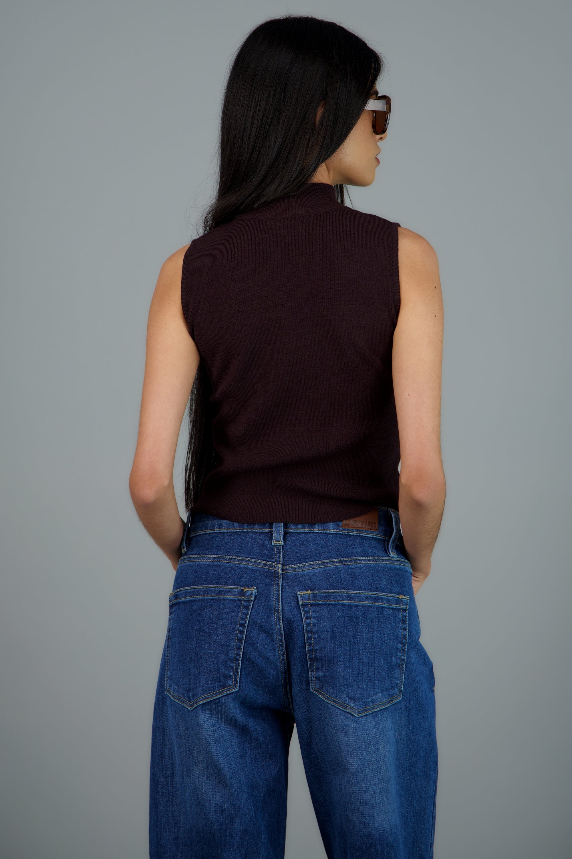 Top tejido sin manga cuello alto CHOCOLATE