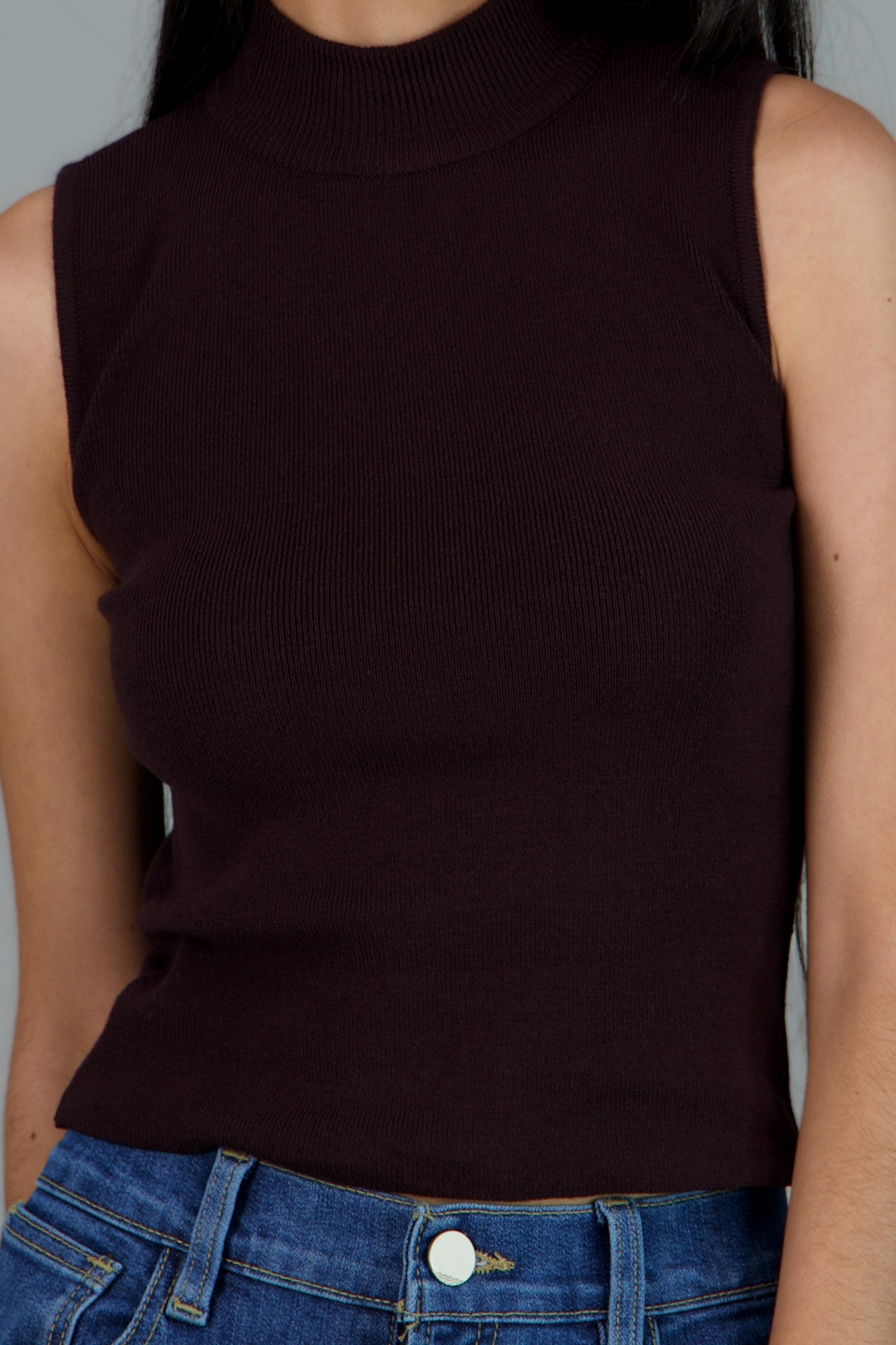 Top tejido sin manga cuello alto CHOCOLATE