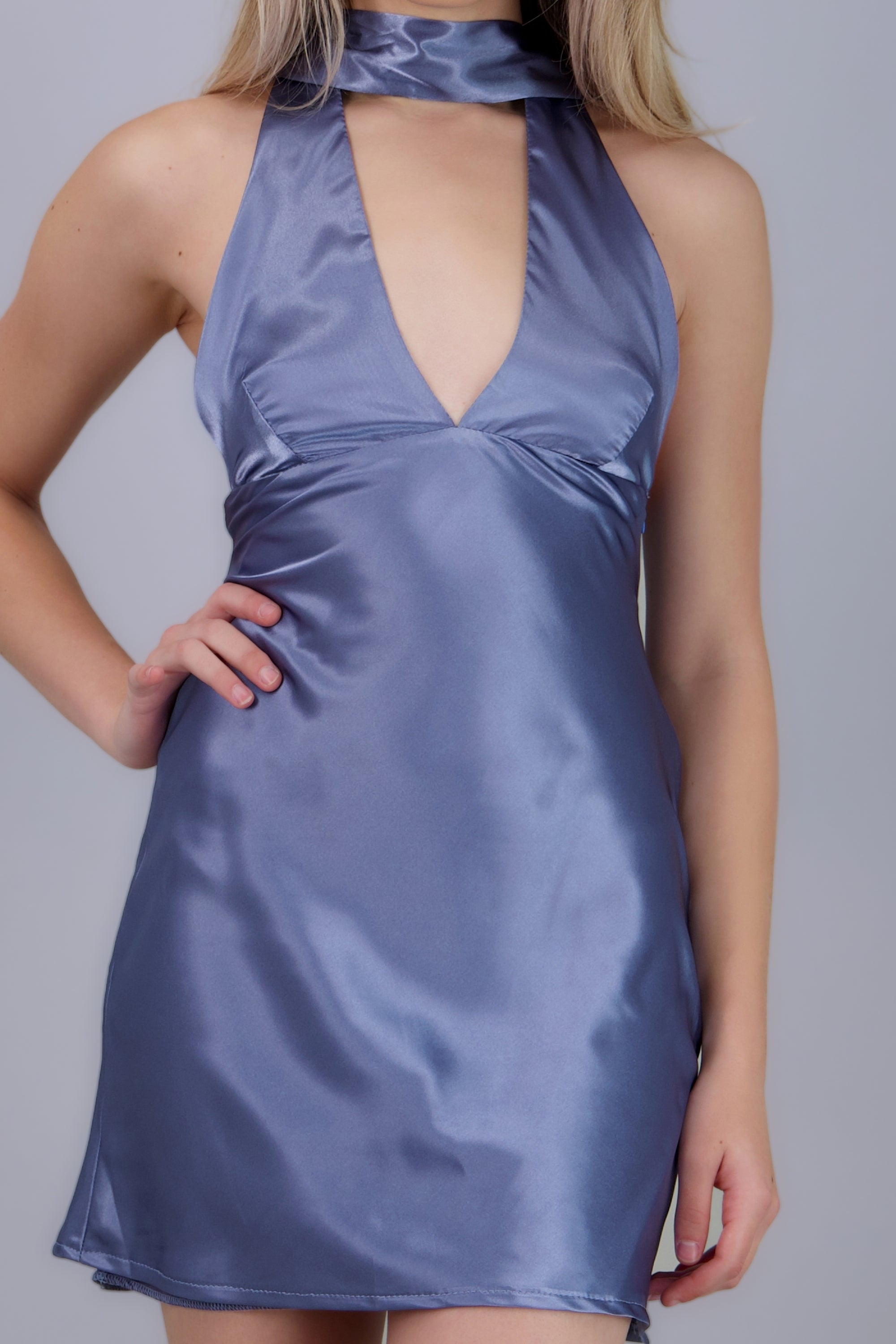 Vestido mini halter satinado INDIGO