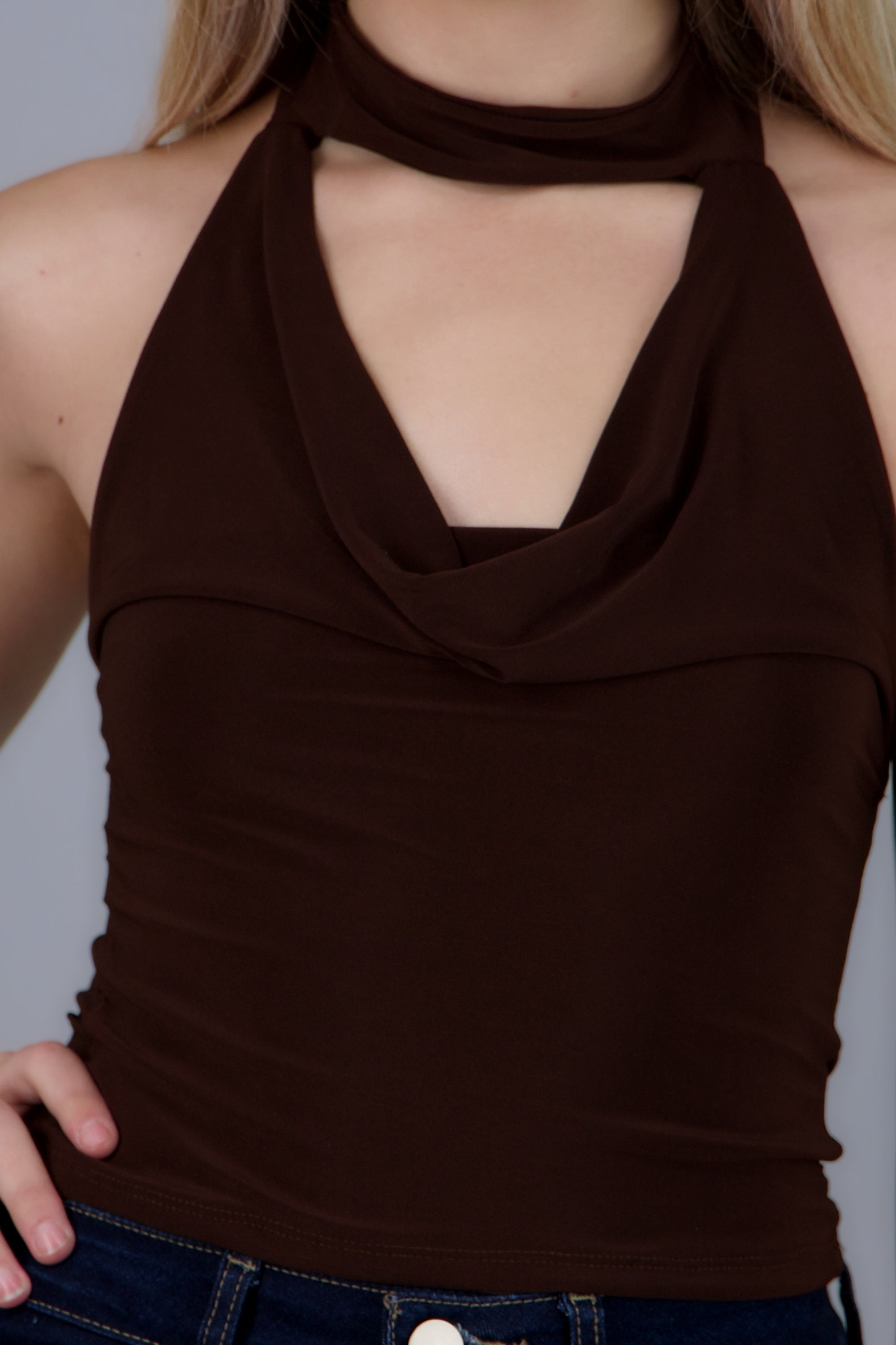 Top escote cascada detalle cuello CHOCOLATE