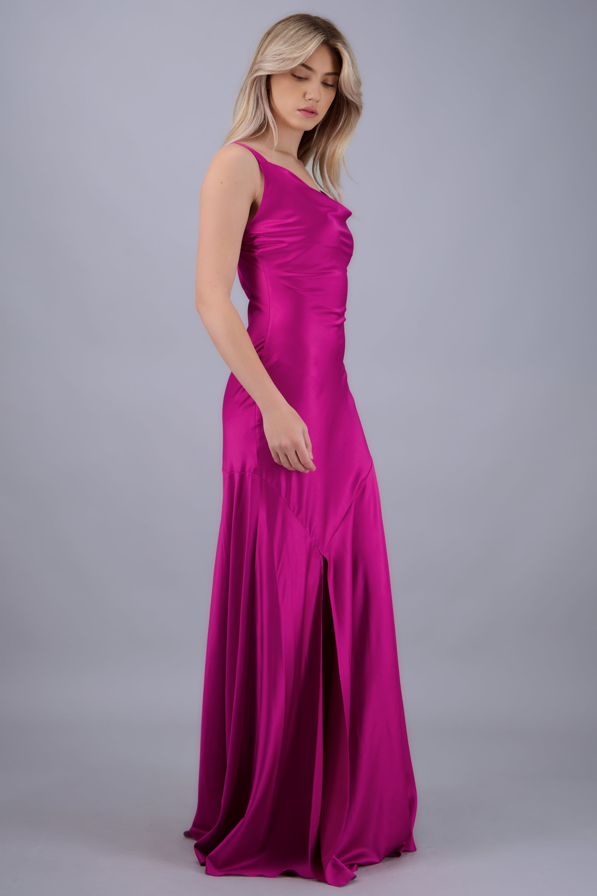 vestido maxi escote cascada satin abertura CIRUELA