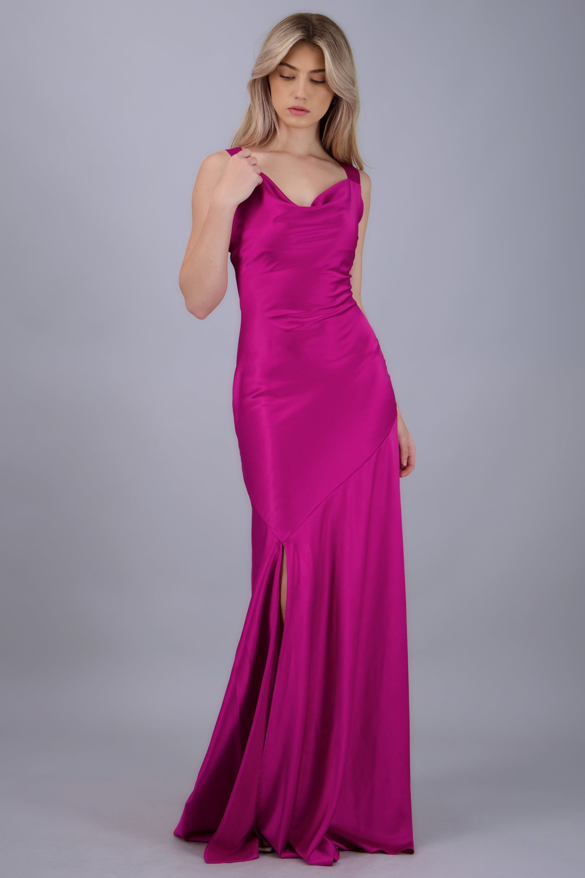 vestido maxi escote cascada satin abertura CIRUELA
