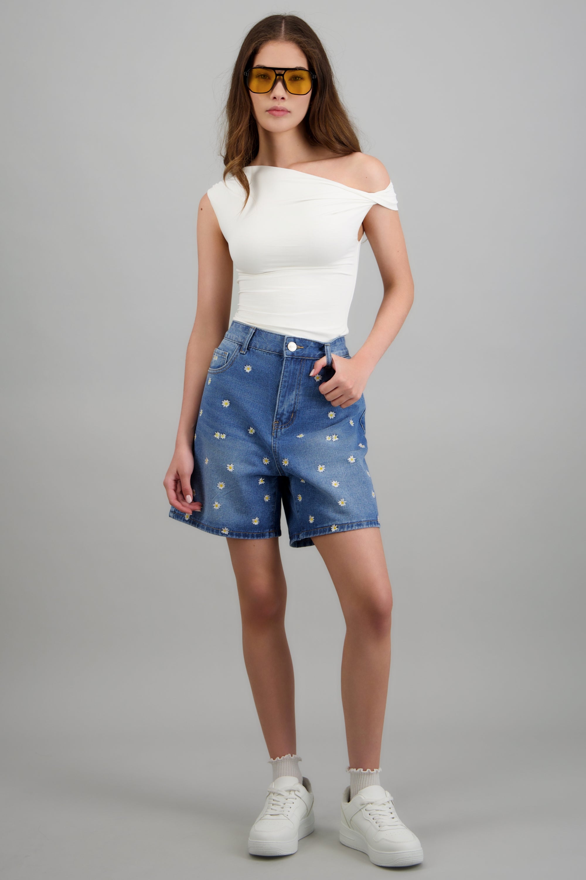Short amplio detalle girasol MEDIUM WASH