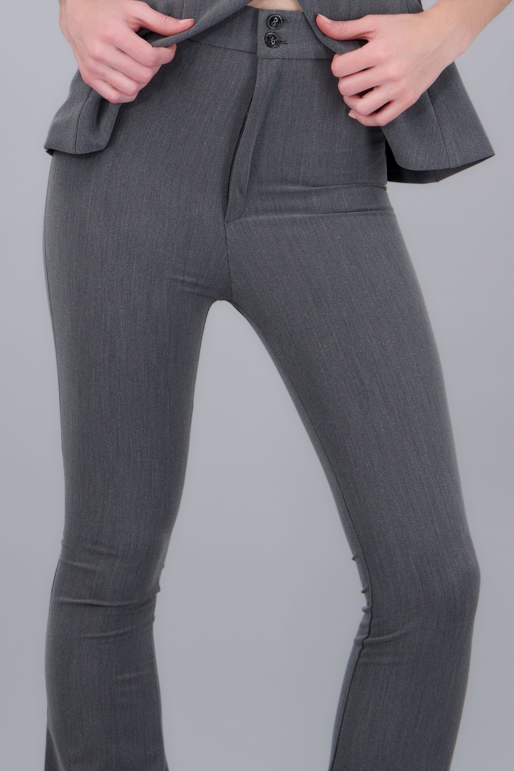 pantalon flared slim liso GRIS