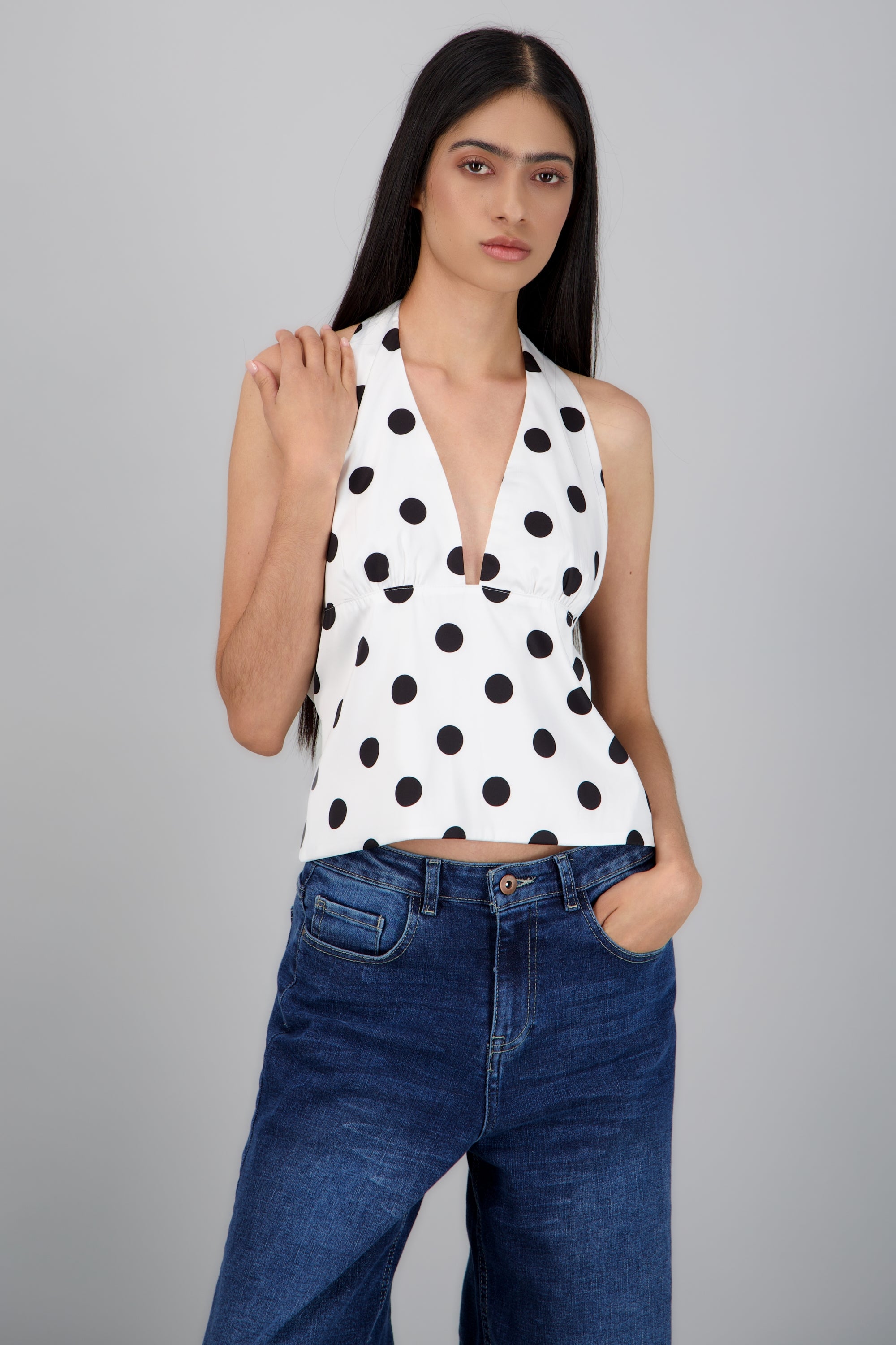 Top satinado amarre espalda polka dots BLANCO COMBO
