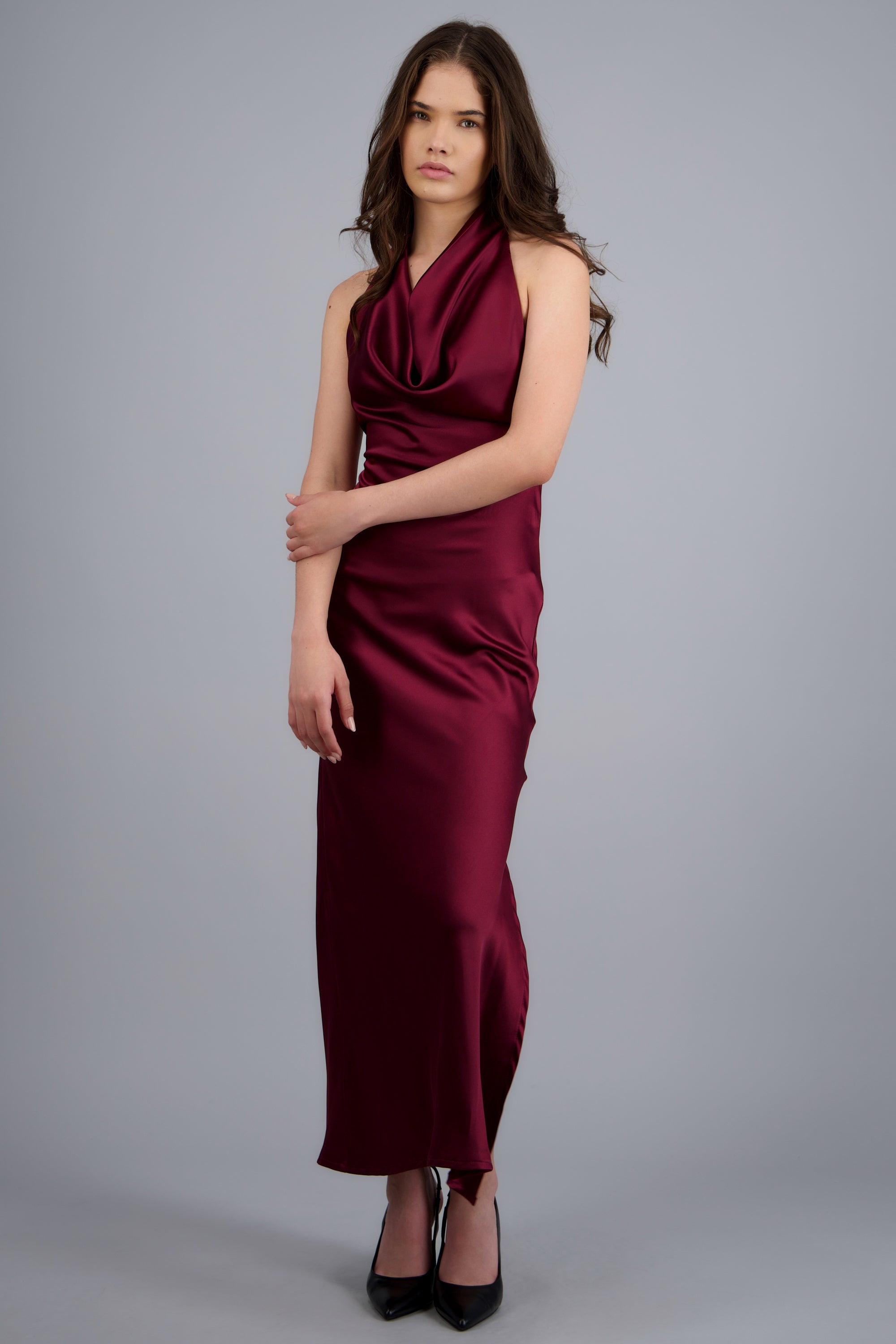 vestido midi escote cascada halter satinado VINO