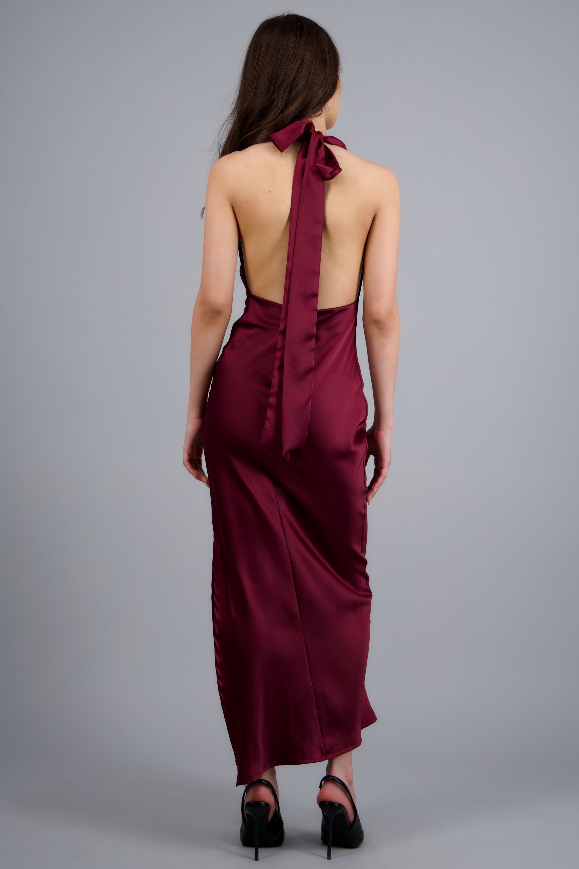 vestido midi escote cascada halter satinado VINO