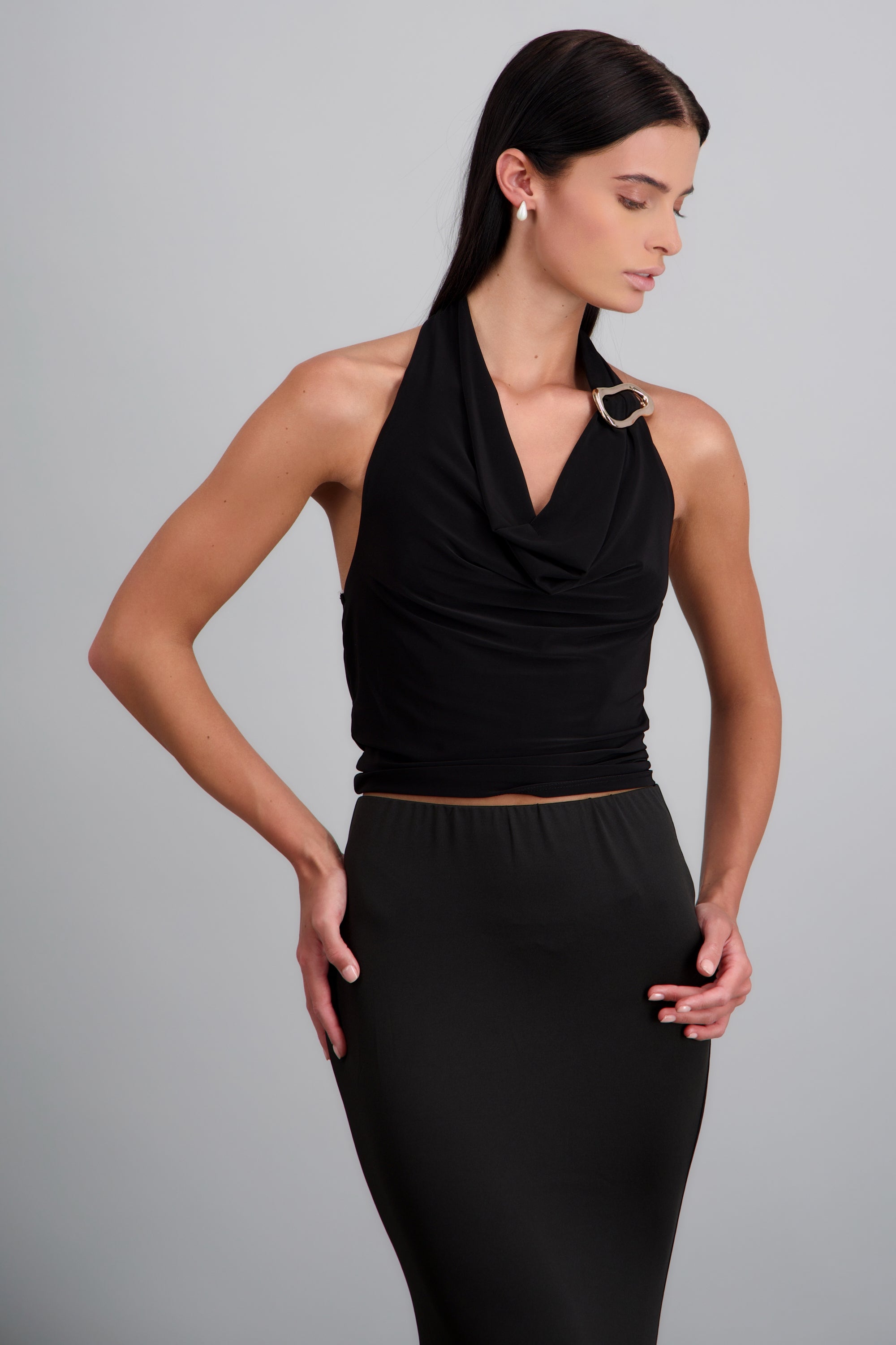 Top halter drapeado detalle argolla NEGRO