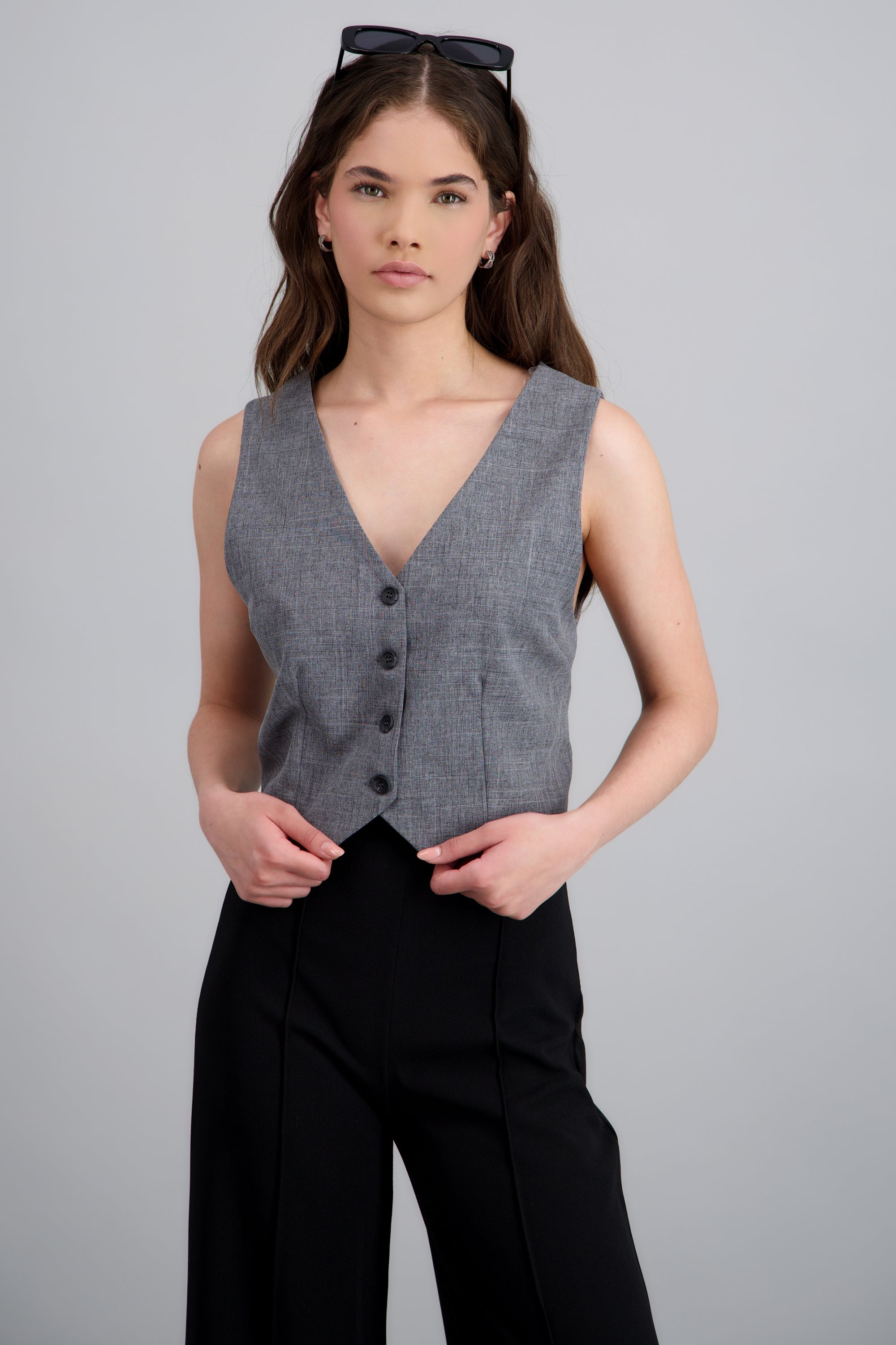 Chaleco crop sastreado detalle botones GRIS
