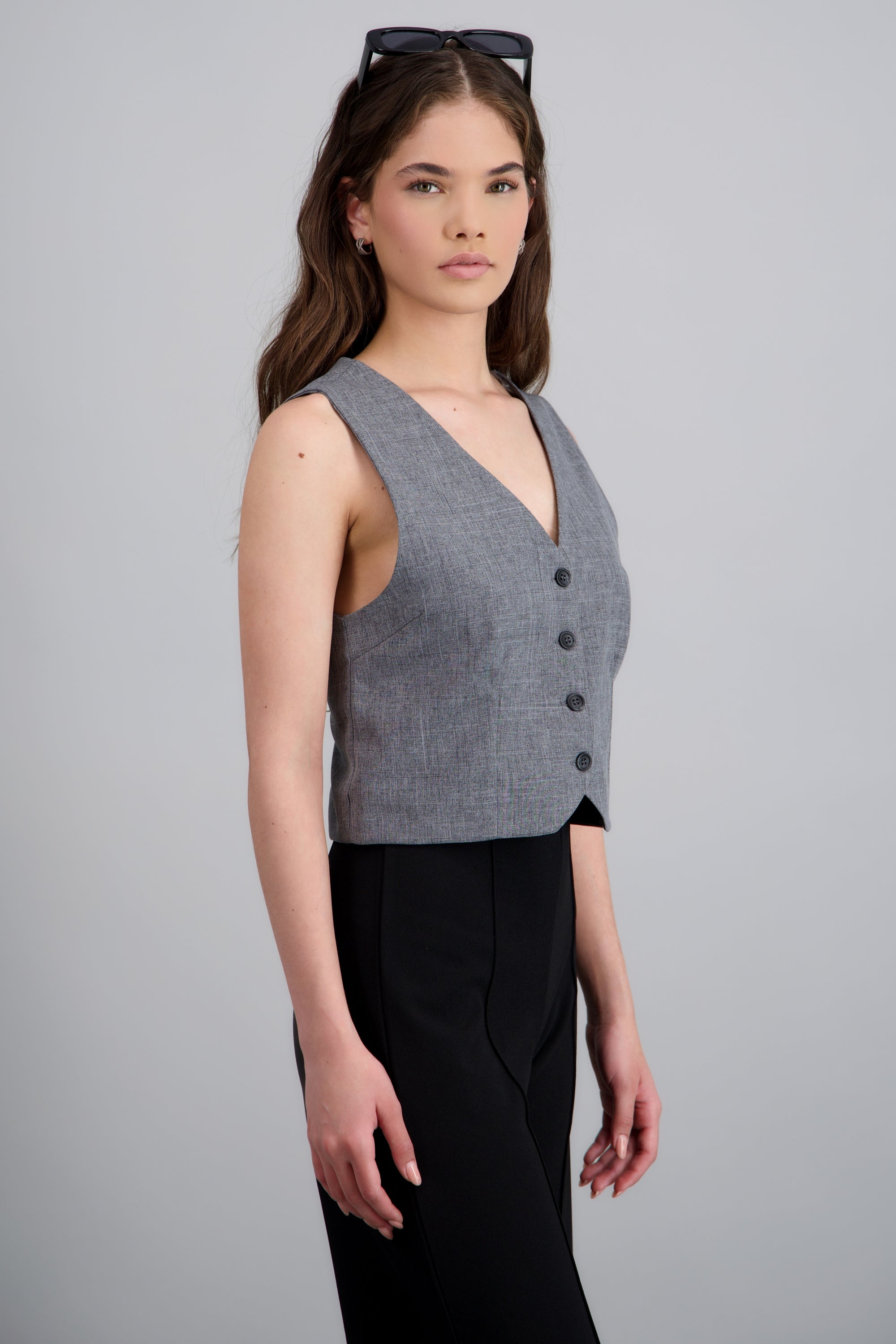 Chaleco crop sastreado detalle botones GRIS