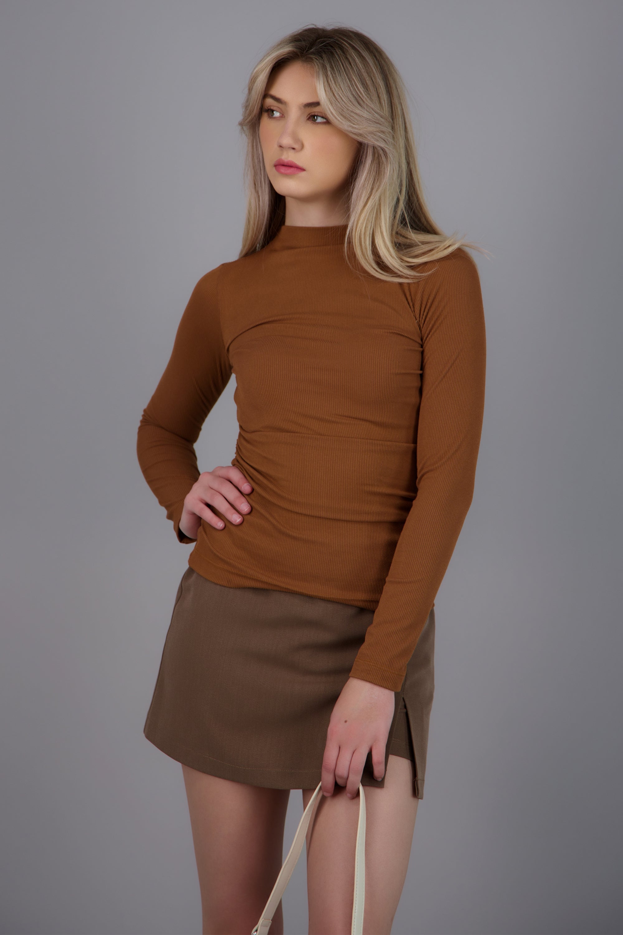 top manga larga cuello alto con frunces CAFE