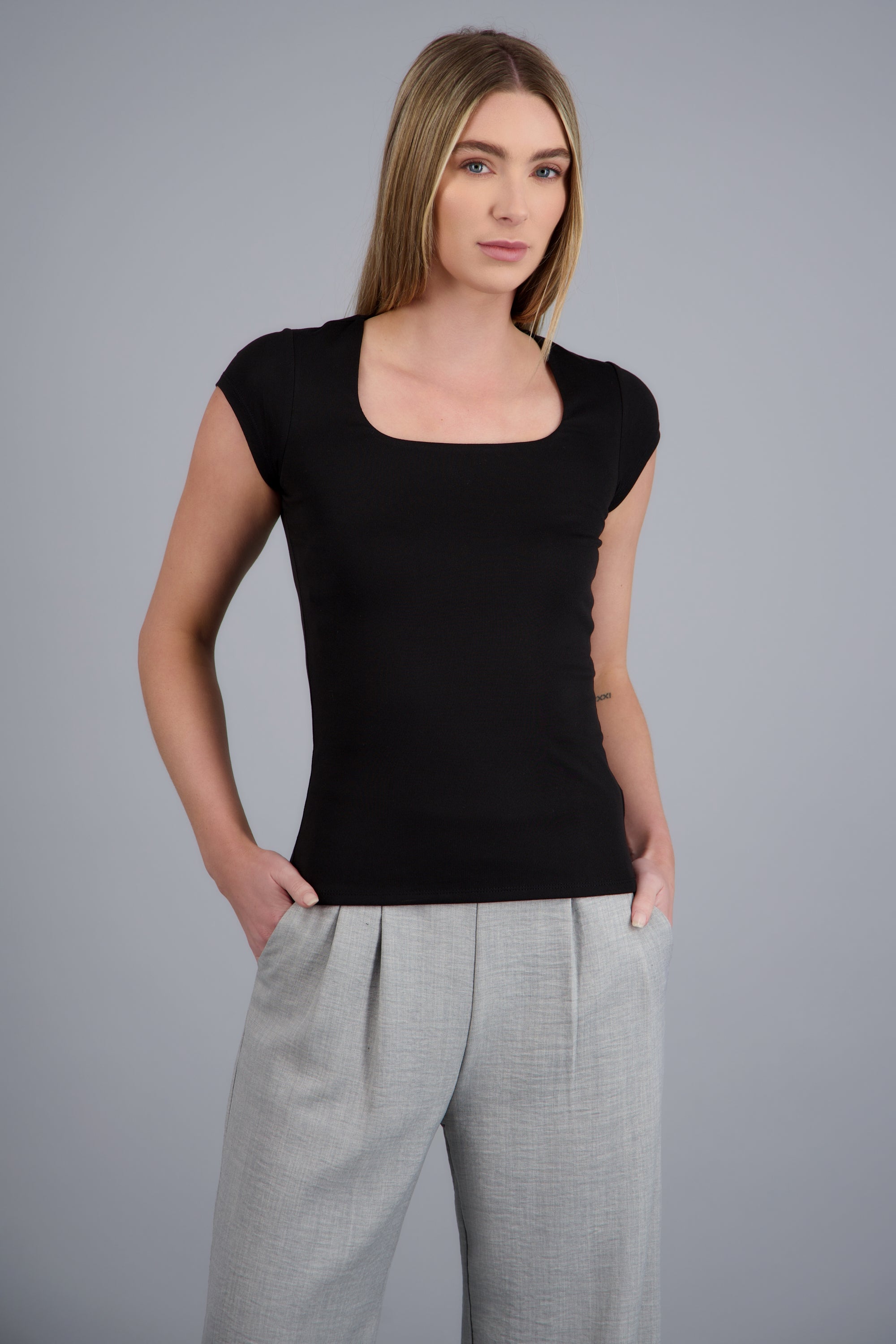 Top escote cuadrado manga corta NEGRO