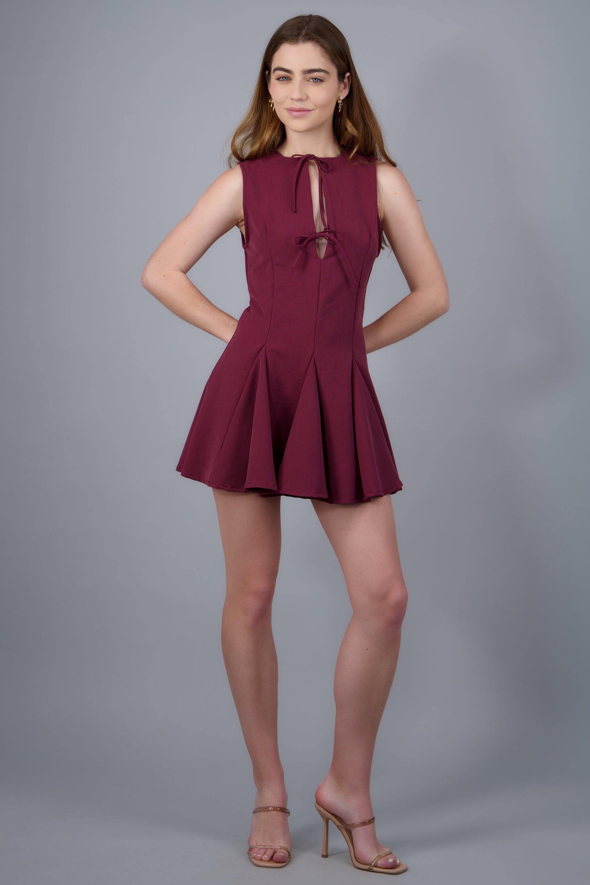 Vestido mini sin mangas detalle moños VINO
