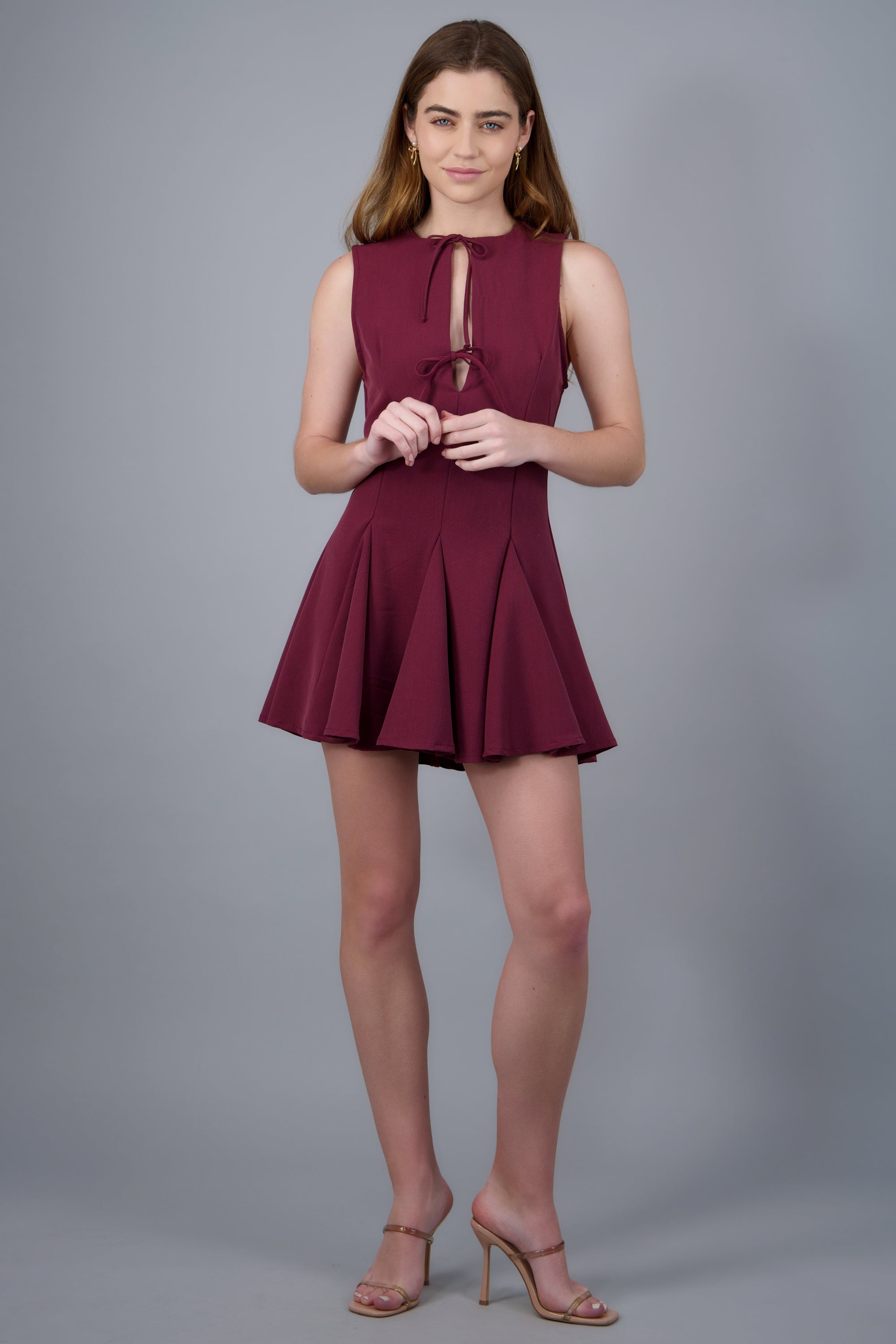 Vestido mini sin mangas detalle moños VINO