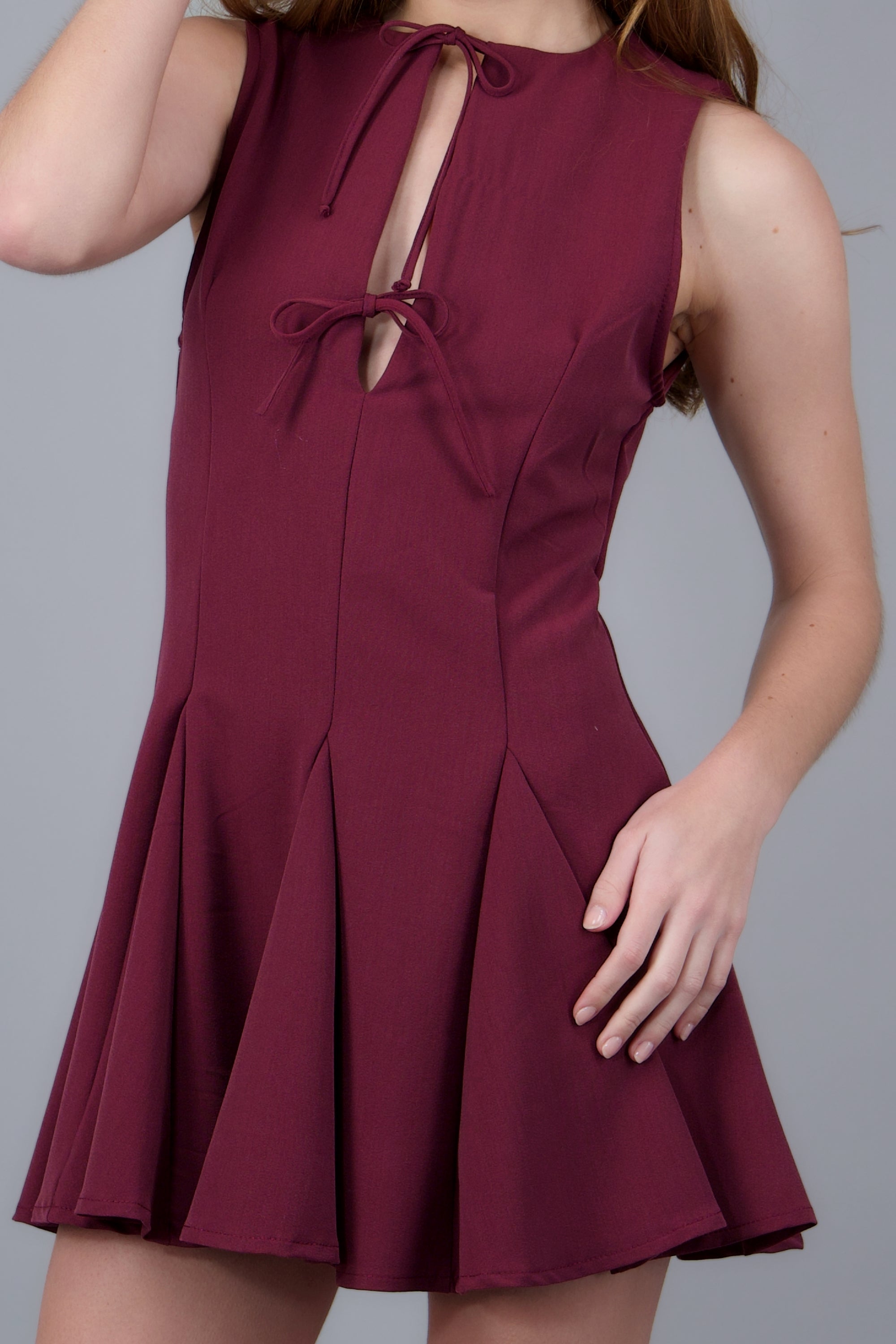 Vestido mini sin mangas detalle moños VINO