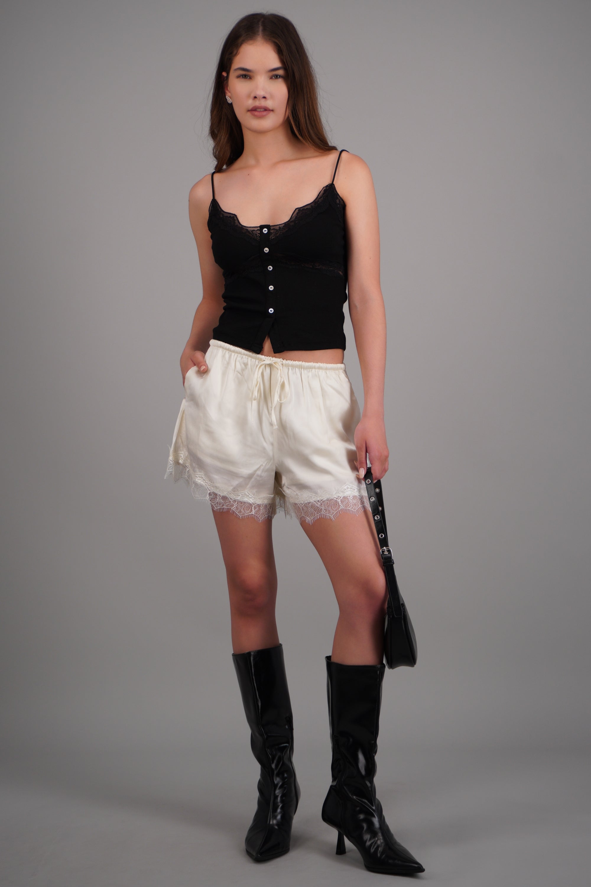 Short satin terminado encaje CREMA