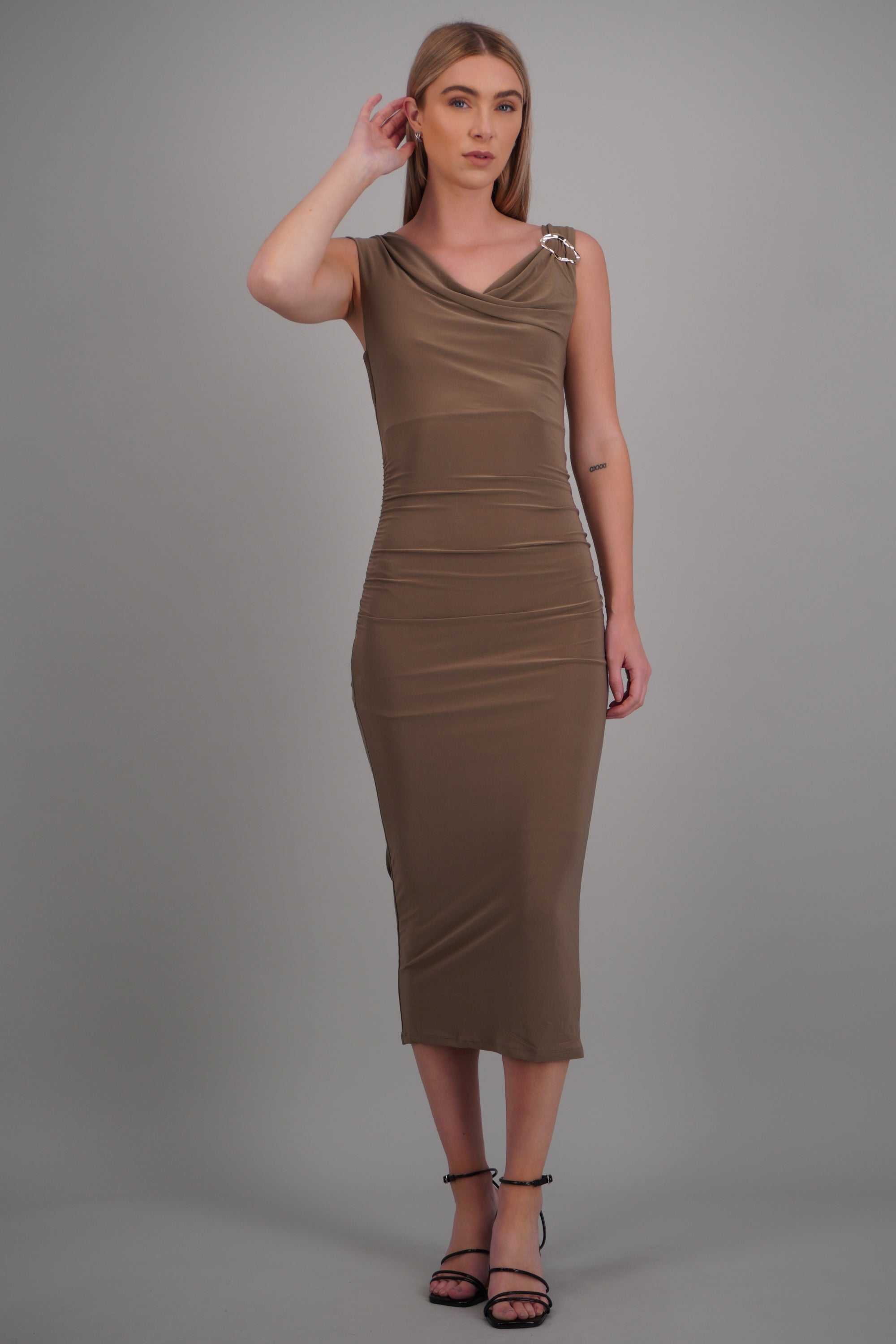 Vestido cascada detalle herraje CAFE