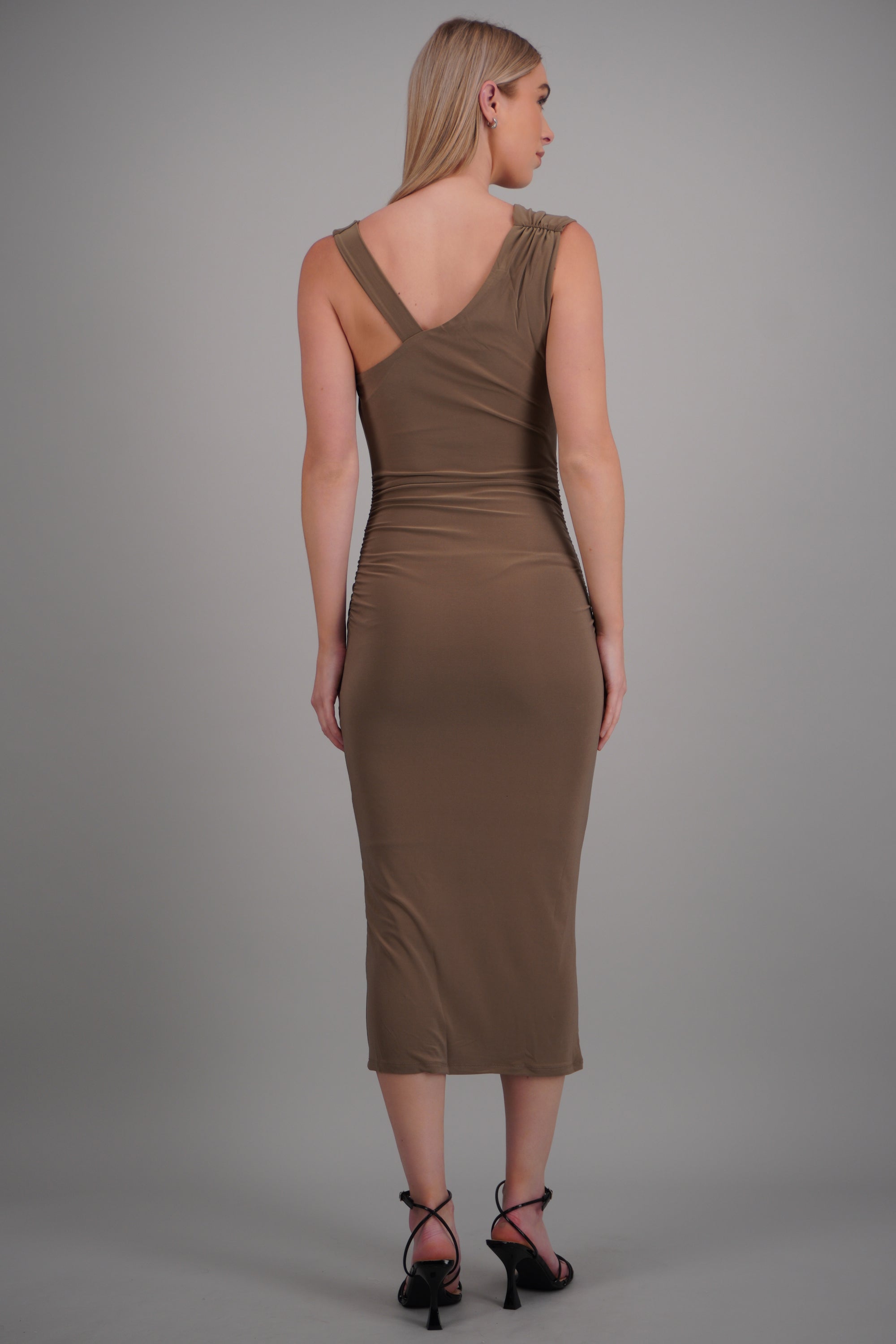 Vestido cascada detalle herraje CAFE