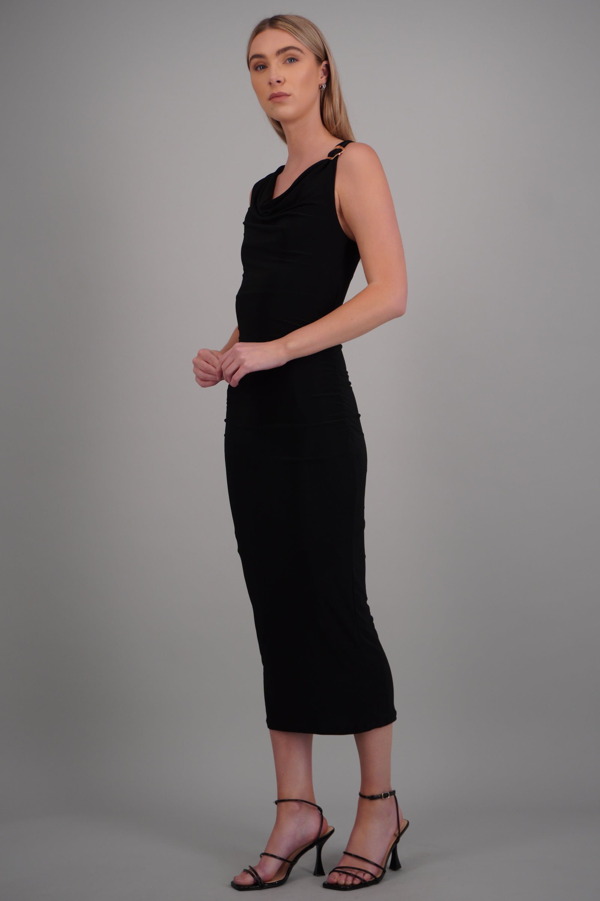 Vestido cascada detalle herraje NEGRO