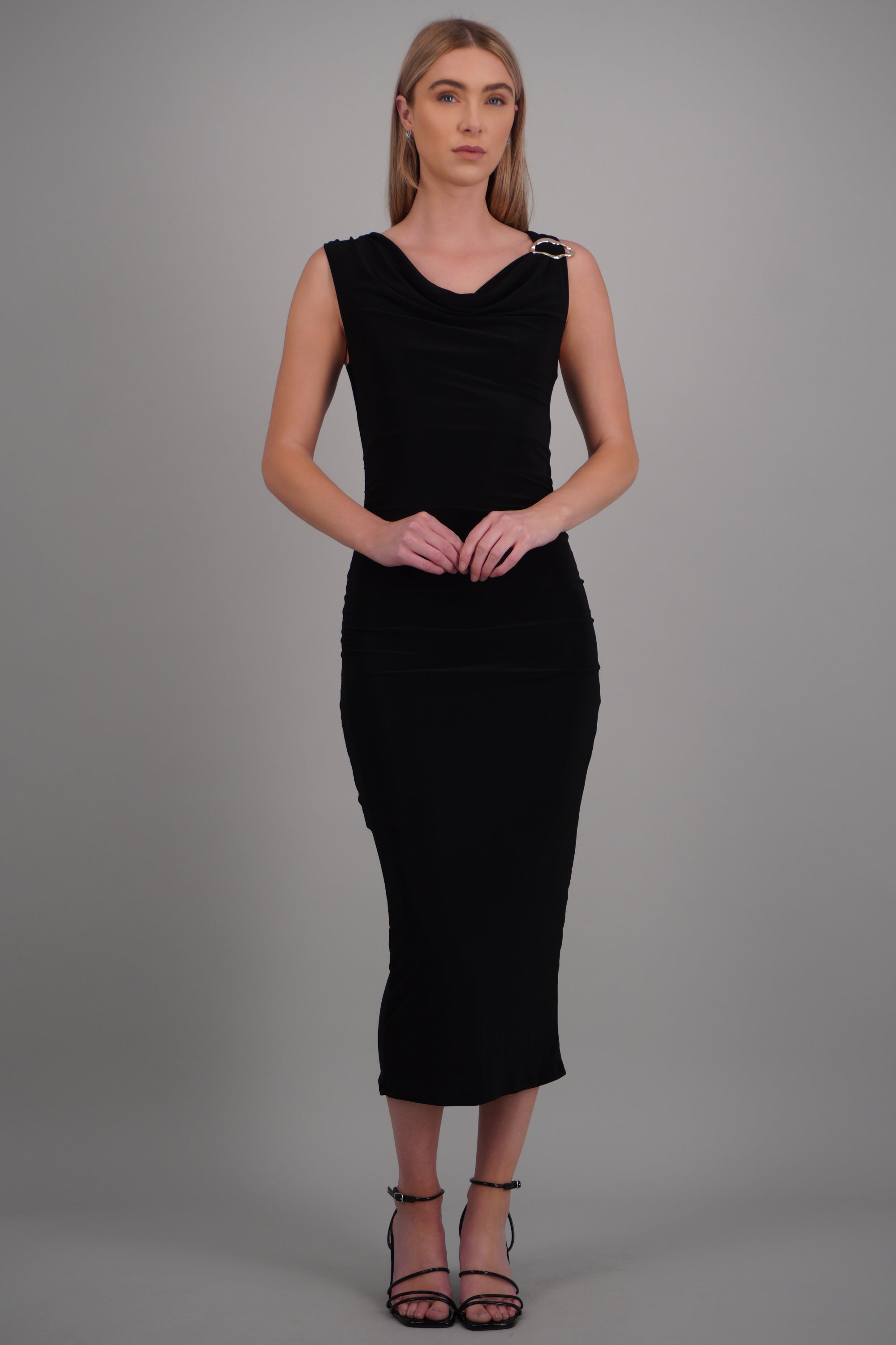 Vestido cascada detalle herraje NEGRO