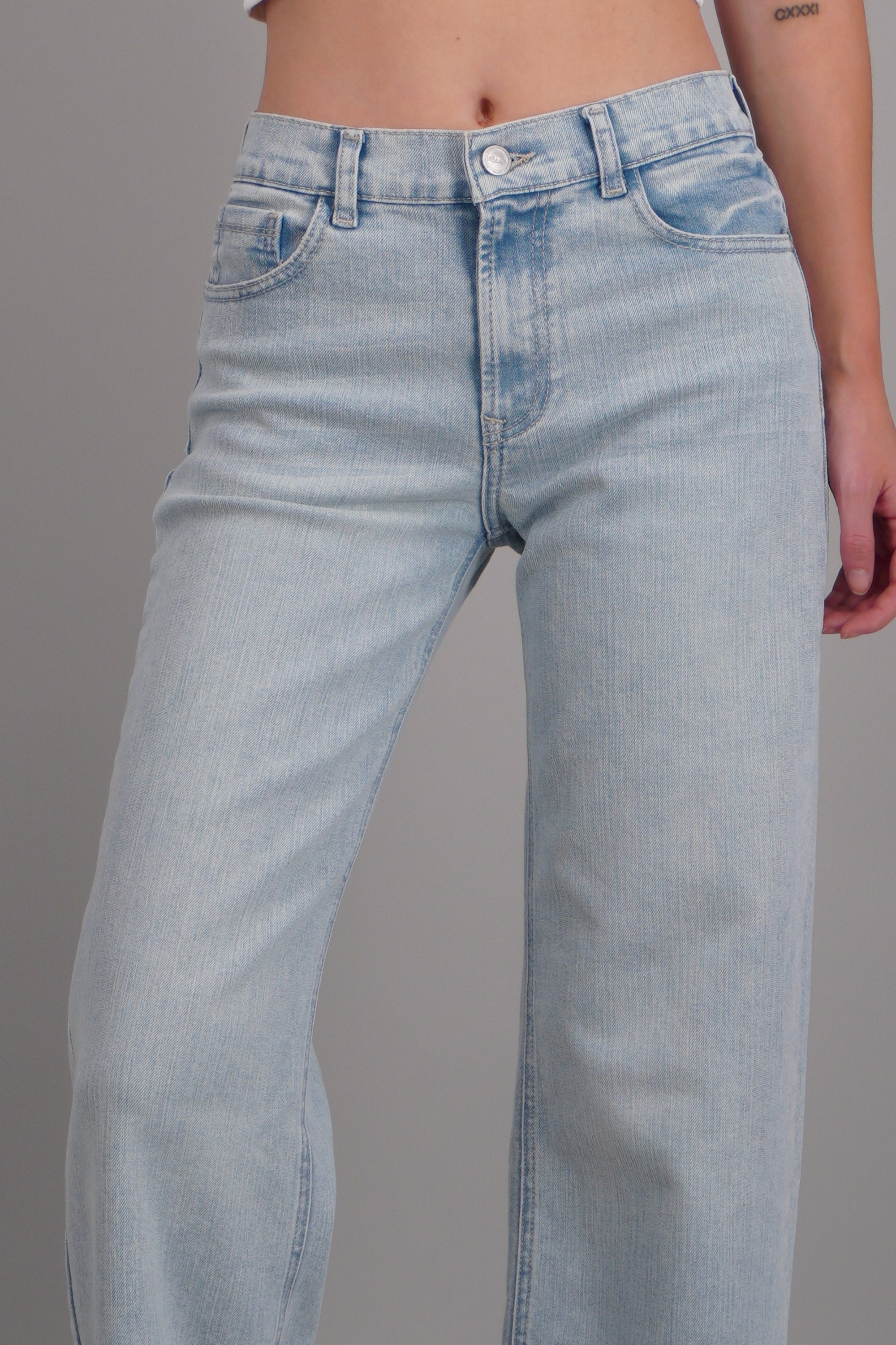Jeans wide leg dobladillo SUPER BLEACHED