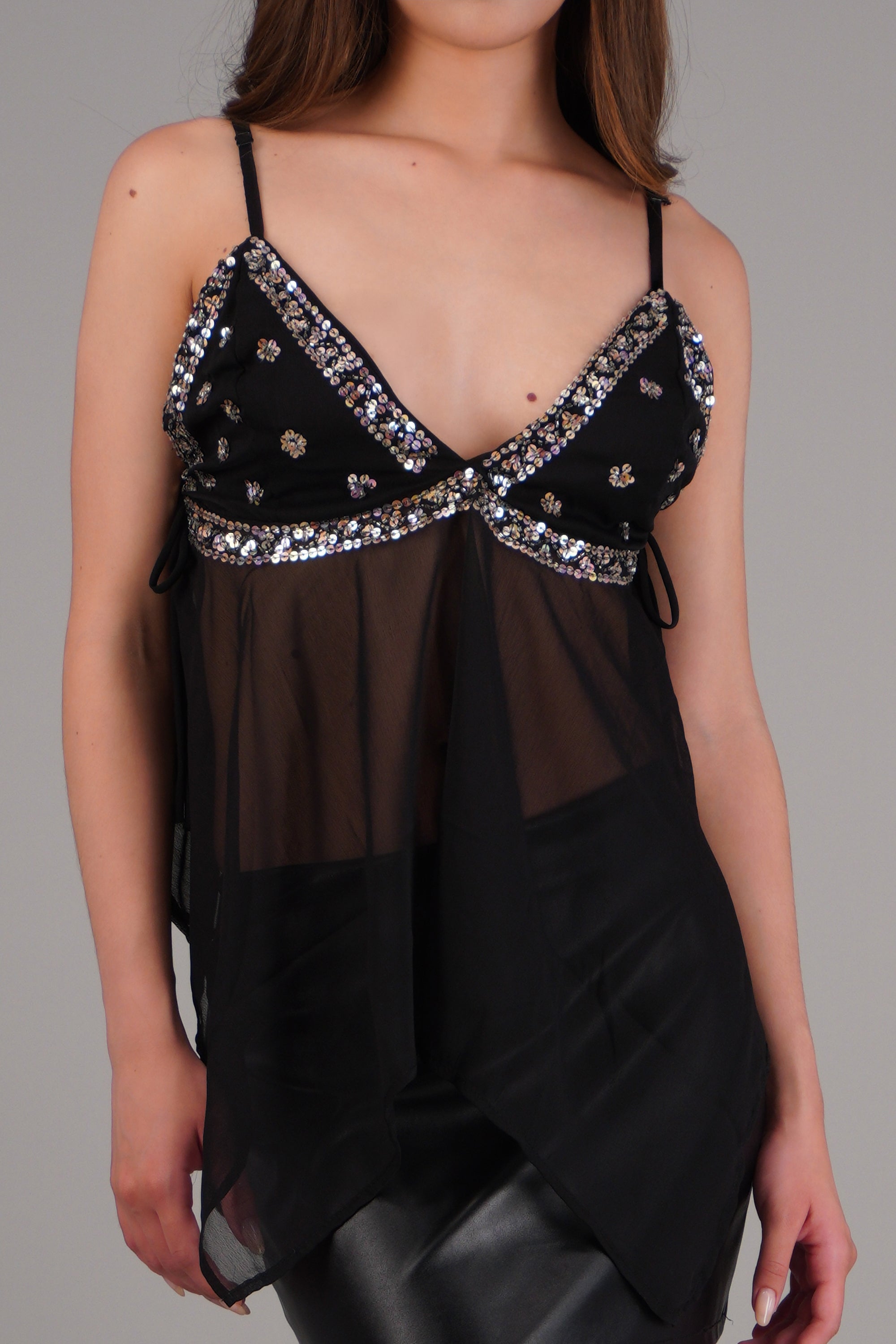 Blusa tirantes asimétrico con estoperoles NEGRO