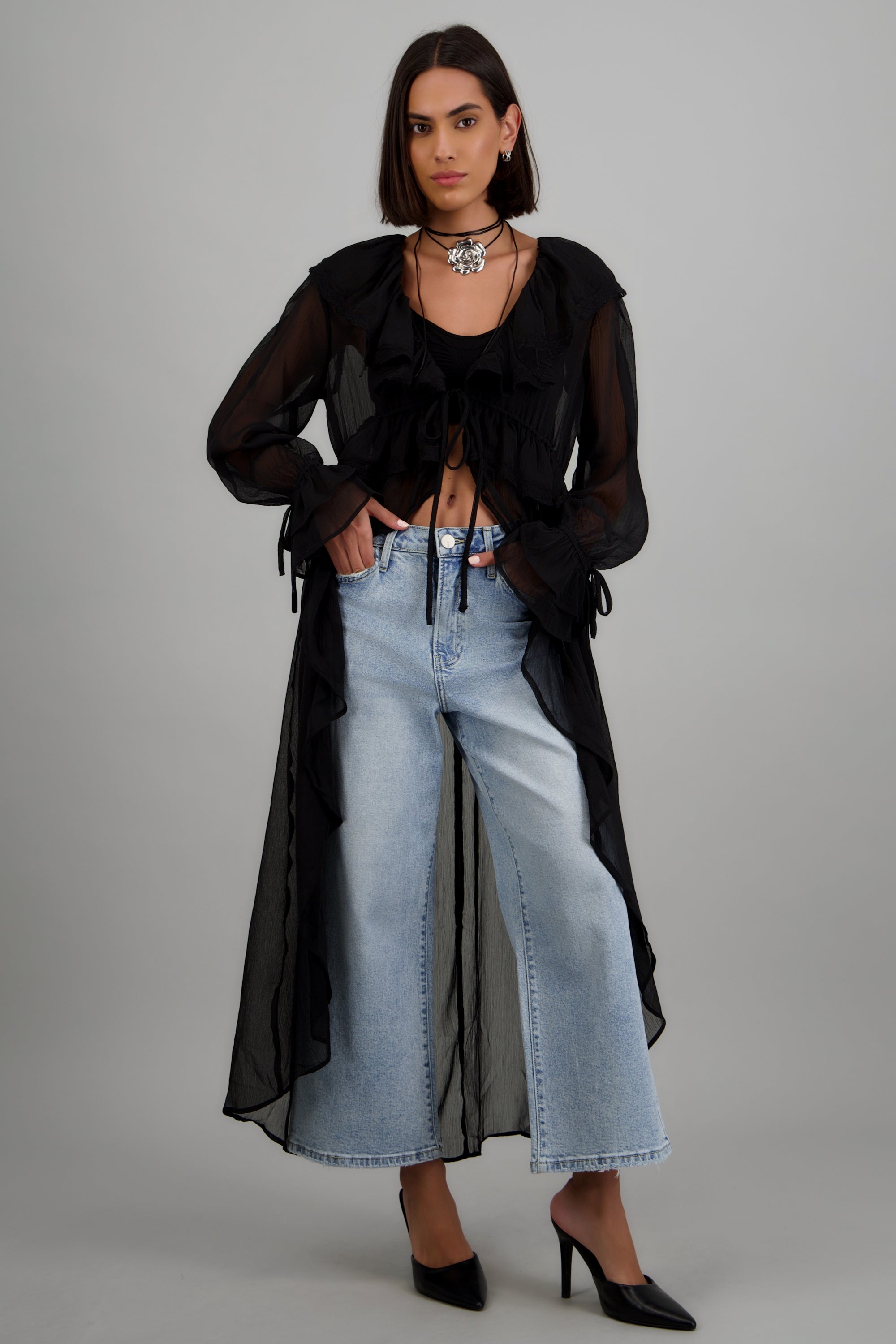 Cardigan ligera con detalle olanes y encajes NEGRO