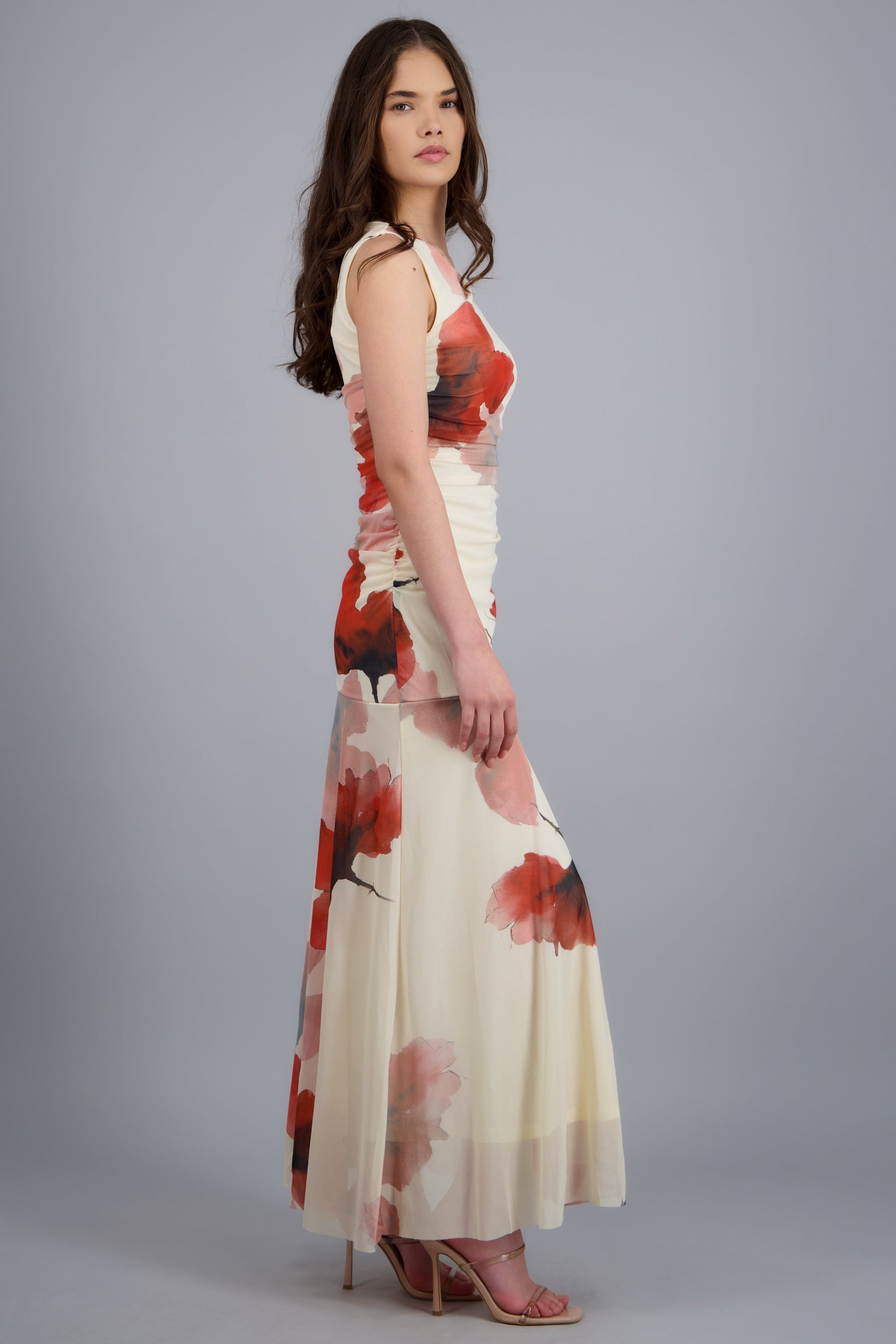 Vestido maxi drapeado detalle flores HUESO COMBO